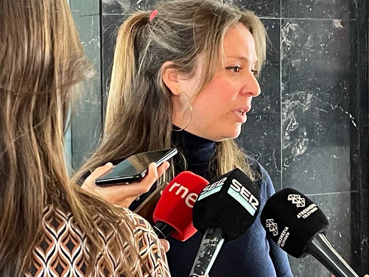 Janet Sanz, atendiendo a periodistas / BARCELONA EN COMÚN