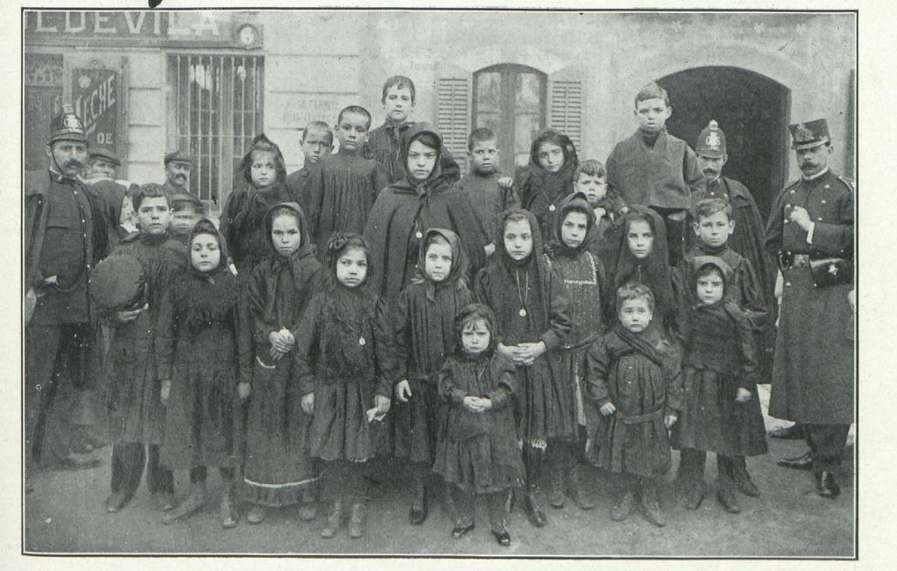 Orfes dels nàufrags vestits de dol per les dames del Rober de Nostra Senyora de la Mercè / Josep Maria Sagarra i Plana (Hormiga de Oro. Ilustración Católica. ARCA-BC) (25 de febrer del 1911)