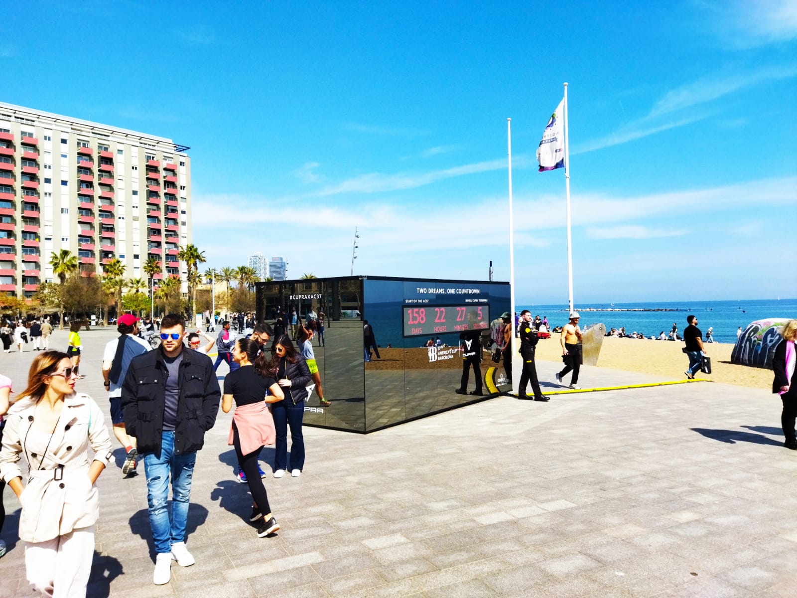 El marcador del compte enrere per la Copa Amèrica a la Barceloneta, aquest març / JORDI SUBIRANA