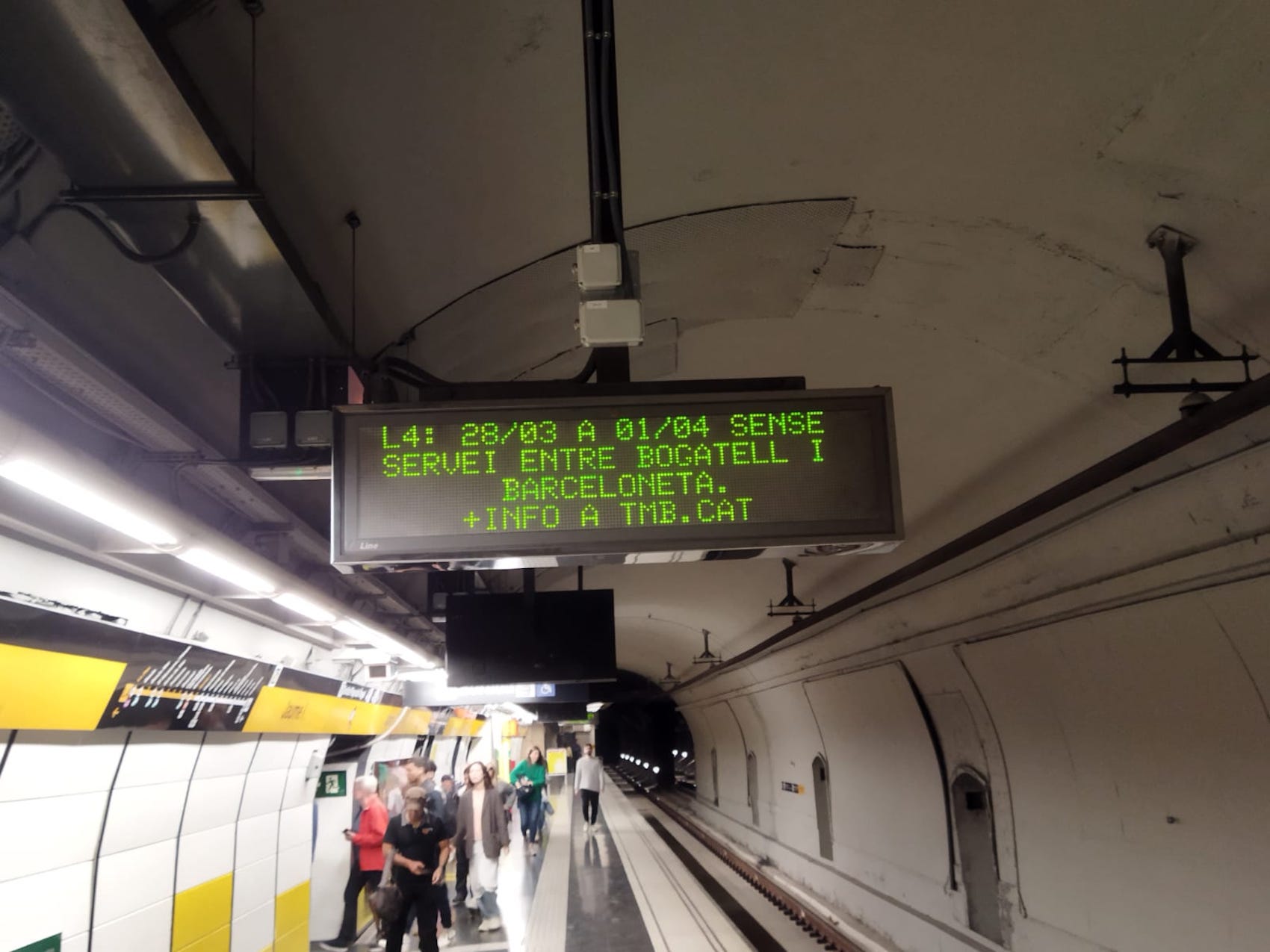 Un anunci del tall de l'L4 del metro, aquesta Setmana Santa / JORDI SUBIRANA
