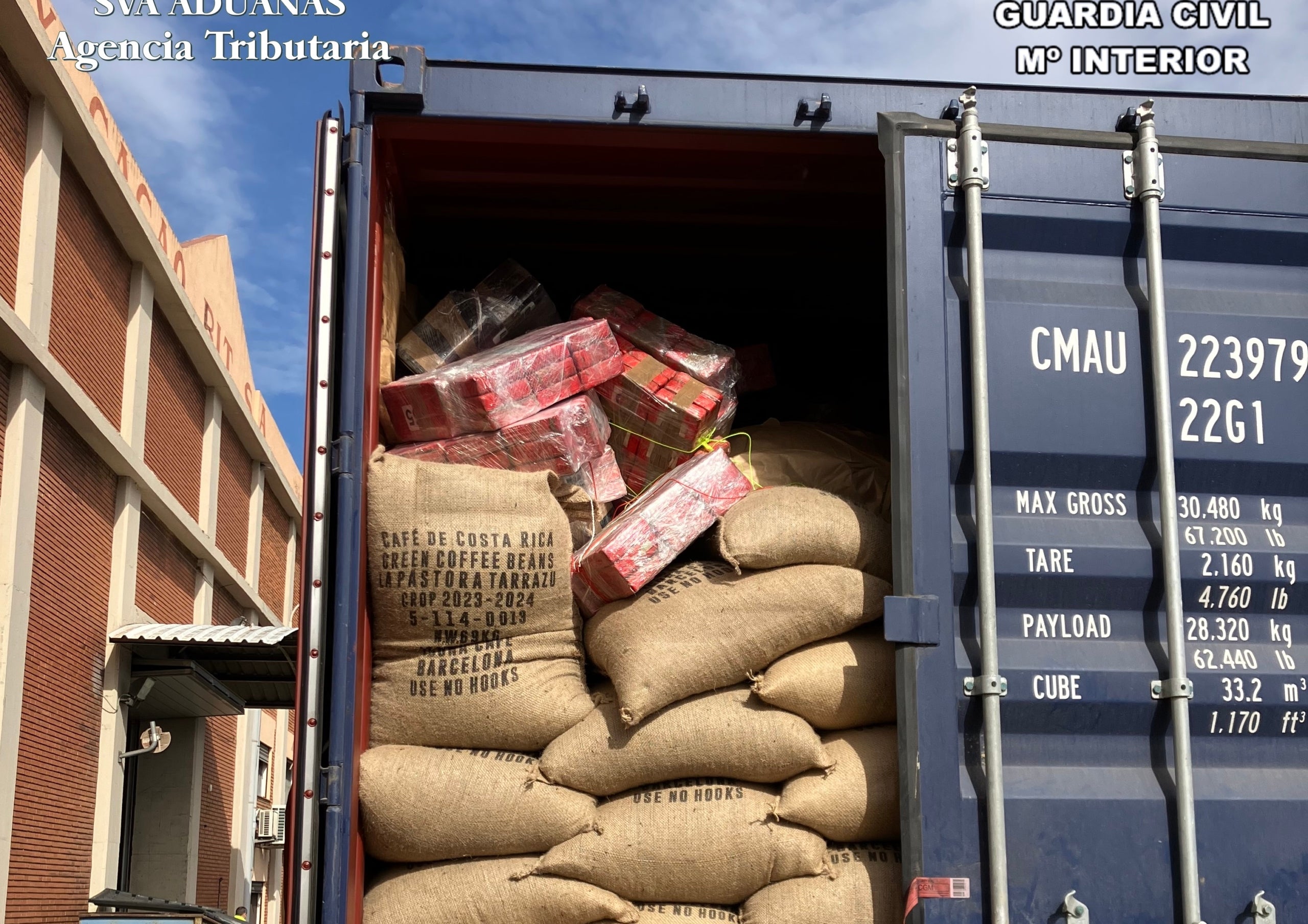 La cocaïna confiscada al Port de Barcelona amagada en sacs de cafè/GC