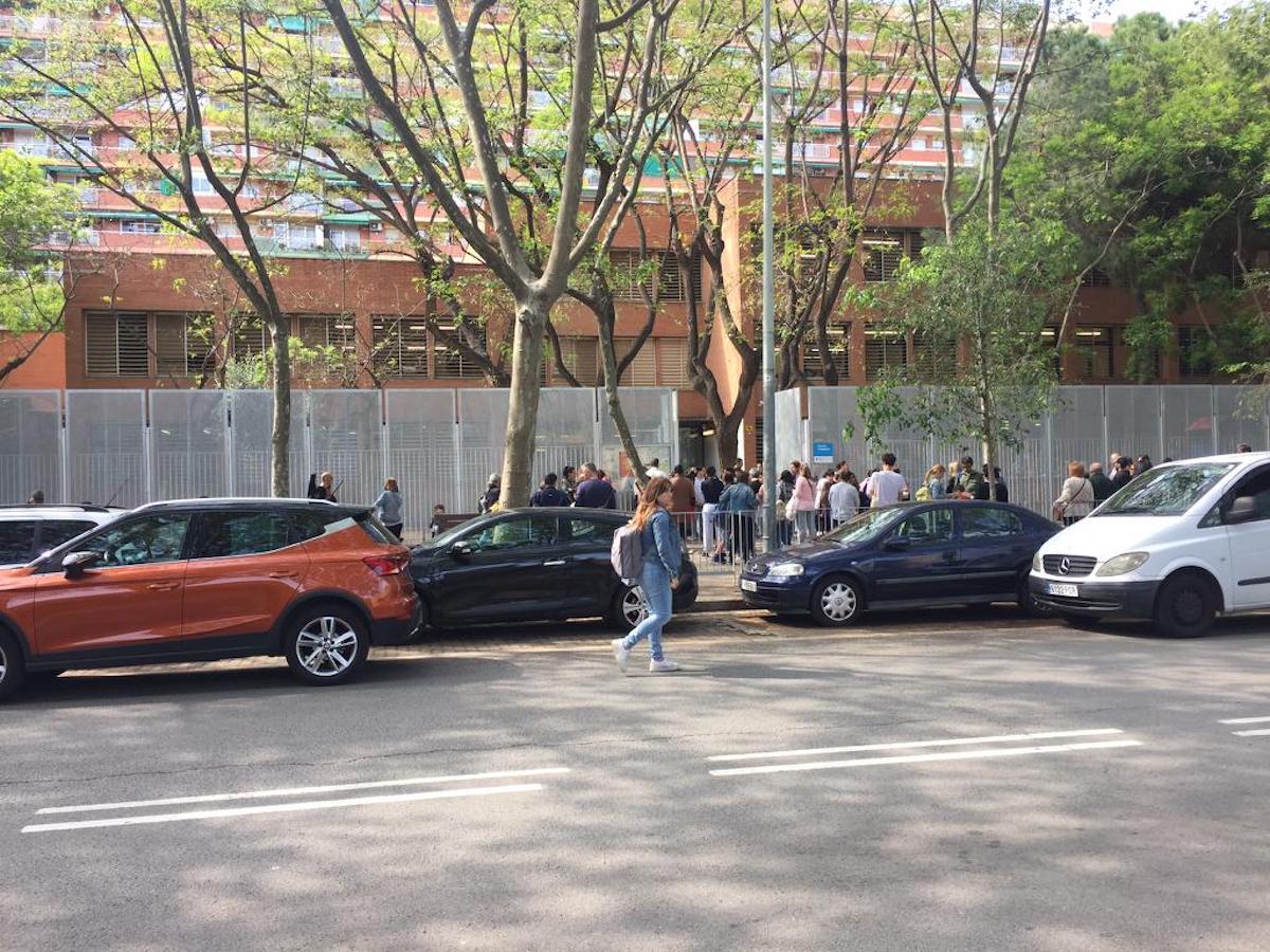 Plazas de aparcamiento delante de la escuela Catalònia, en Sant Martí / AMICS DE LA GRAN VÍA