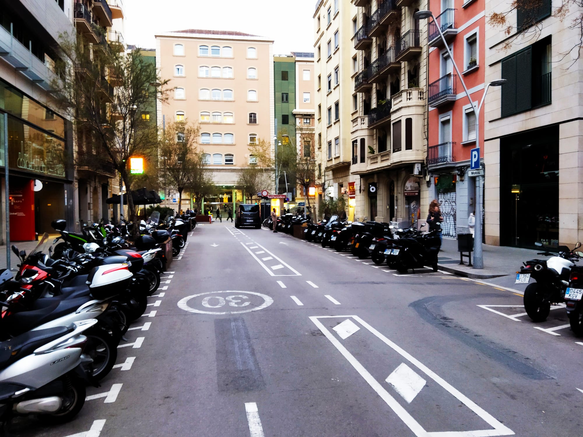 Un tramo de la calle de Rosselló, al lado del Hospital Clínic / JORDI SUBIRANA