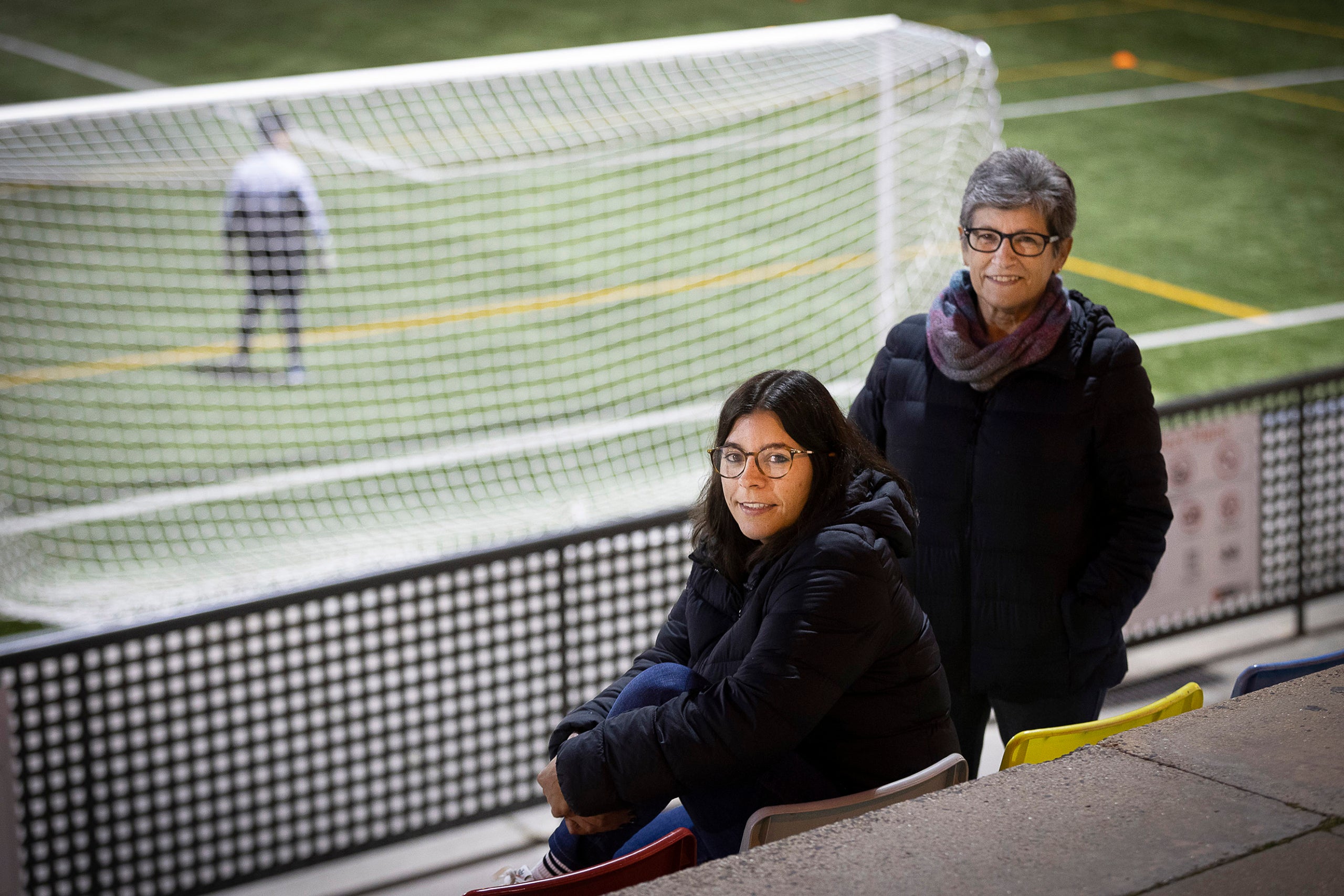 Sara Llorens, exjugadora del Club Atlètic Fortpienc i el Club Esportiu Europa, amb la seva mare al Complex Esportiu FORT-PIENC / Jordi Play