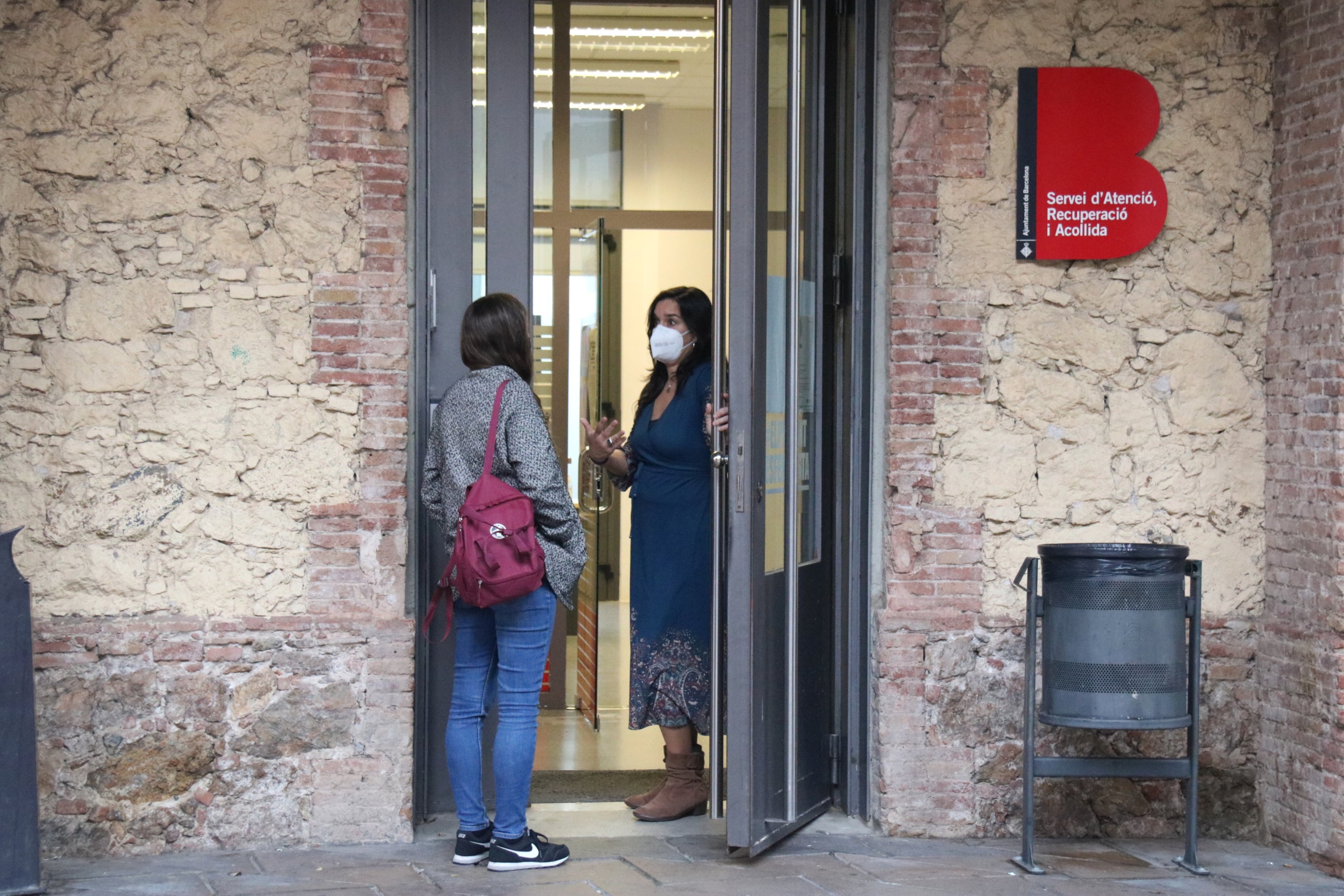 Pla general de l'entrada de l'oficina del Servei d'Atenció, Recuperació i Acollida (SARA) de Barcelona / Mariona Puig (ACN)