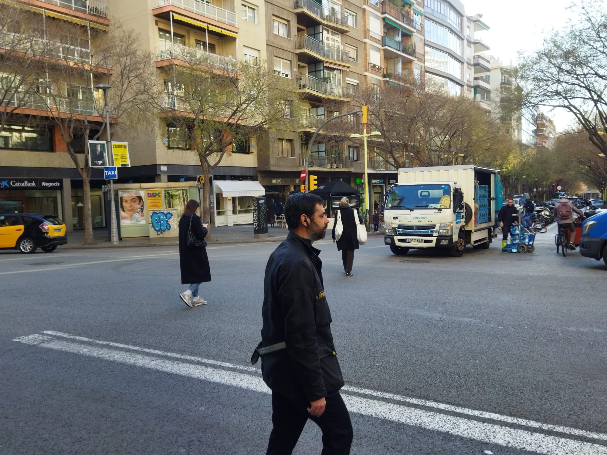 Diferents vianants passen malament a la cruïlla de Tuset amb la Travessera de Gràcia / JORDI SUBIRANA