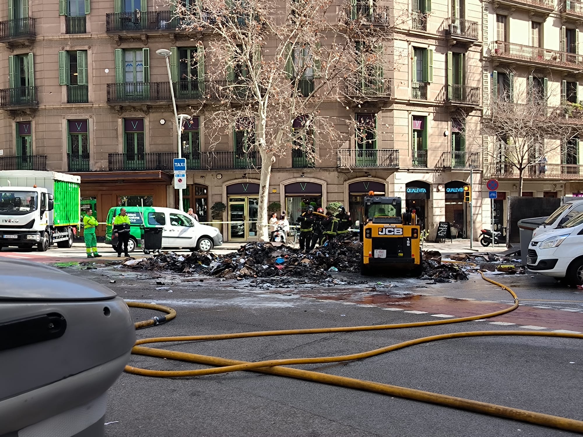 Imatge del carrer Pau Claris afectat per l'incendi d'un camió / V.G.
