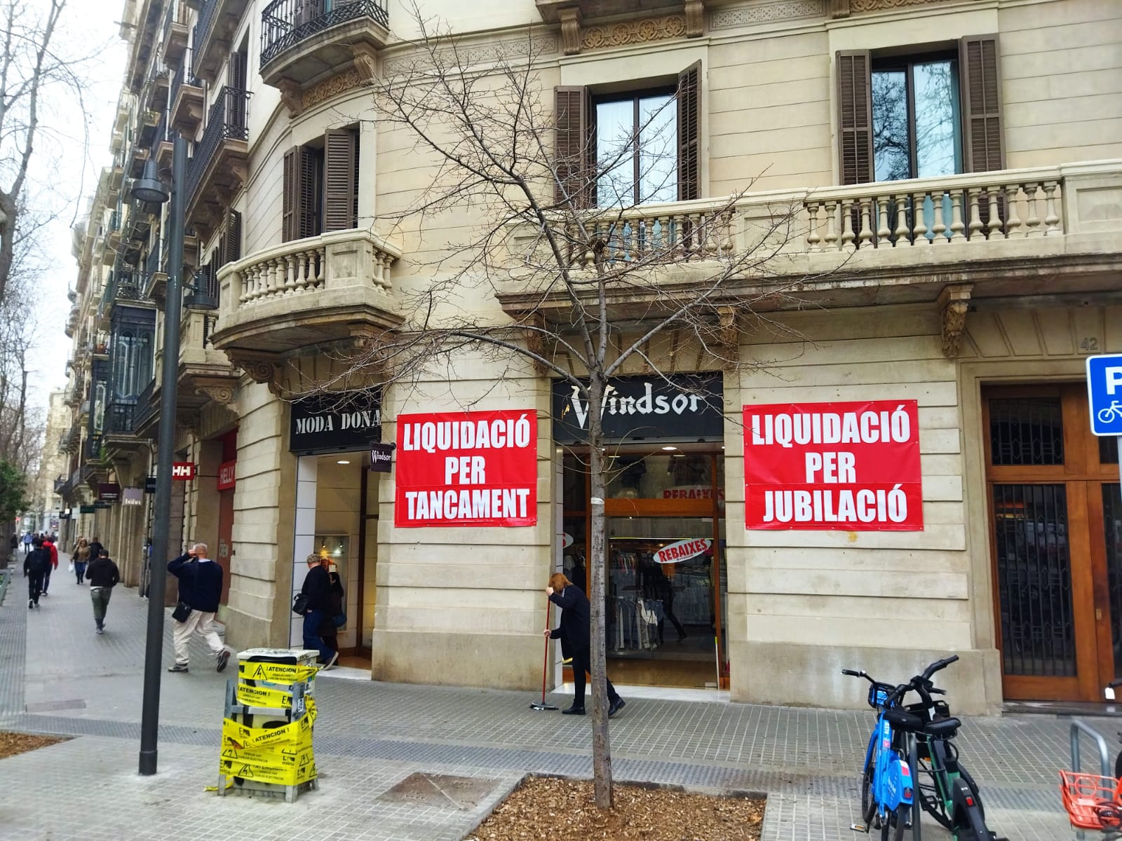 La botiga Windsor, a rambla de Catalunya, amb el cartell que anuncia el tancament / JORDI SUBIRANA