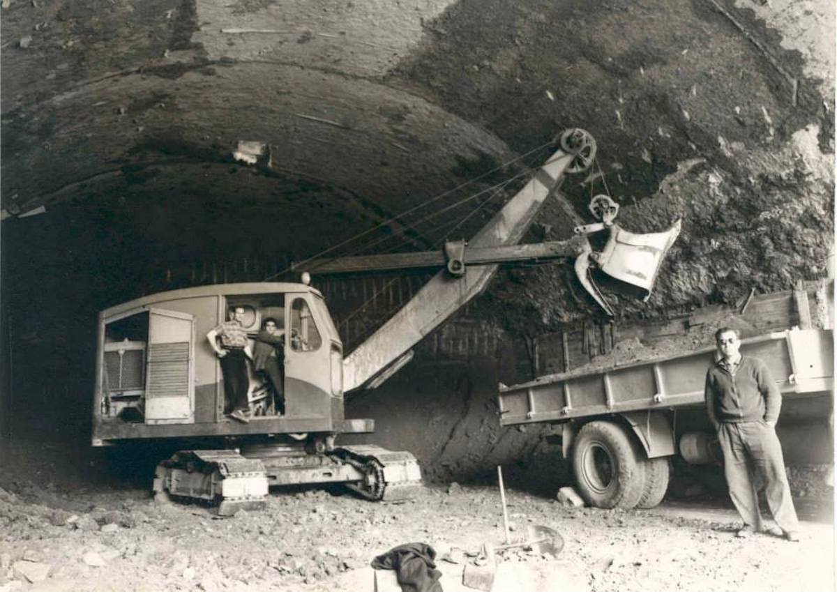 Obrers treballant en la construcció de la xarxa del metro de Barcelona / Cedida 