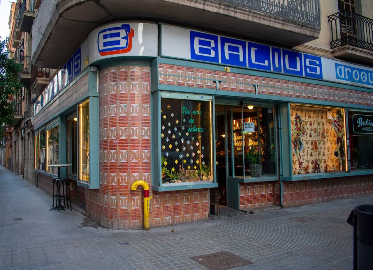 La façana històrica del Poblenou ocupada fins ara per la cocteleria Balius / Balius Bar Gastrococtelería