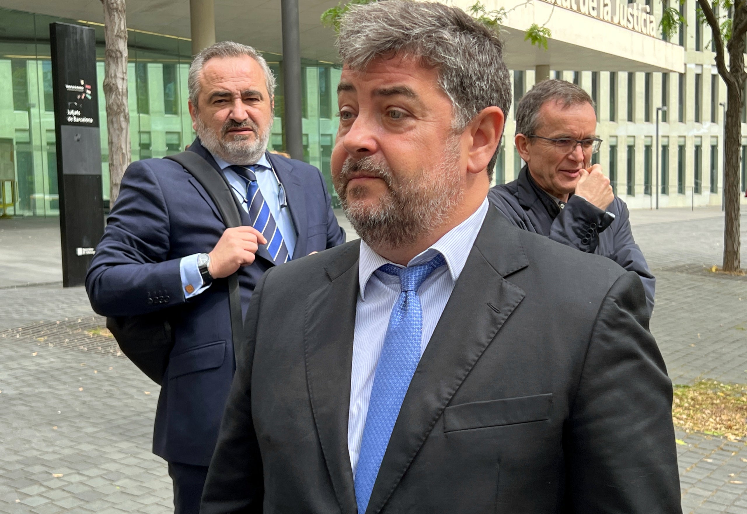 Daniel Vosseler, l'advocat de la família de Xavi Moya, a l'exterior de la Ciutat de la Justícia aquest dijous / Pol Solà (ACN)