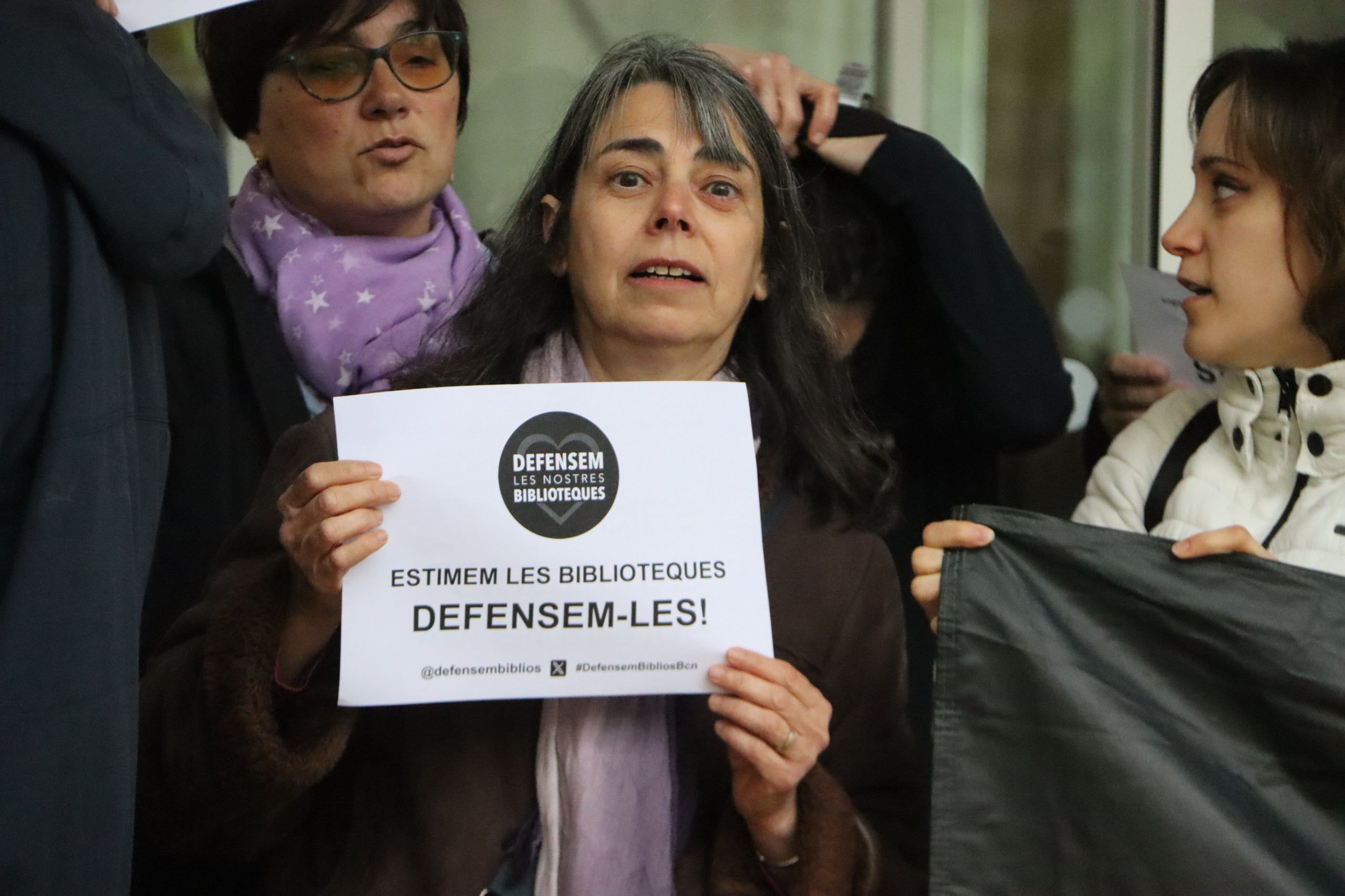 Protesta davant de la Biblioteca Gabriel García Márquez en motiu de la jornada de vaga a les biblioteques de Barcelona | Eli Don (ACN)