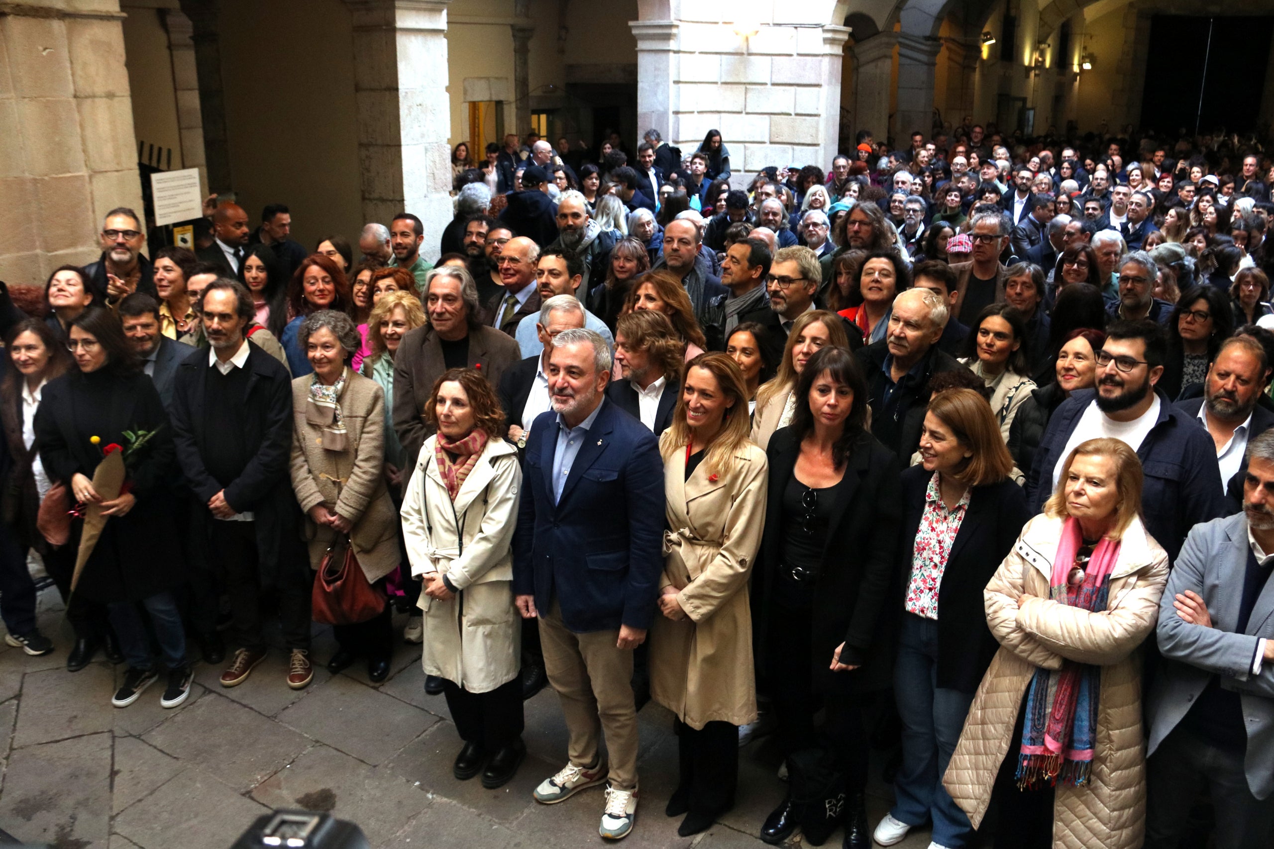 Assistents al tradicional esmorzar literari que organitza l'Ajuntament amb motiu de Sant Jordi al Palau de la Virreina / Pere Francesch (ACN)