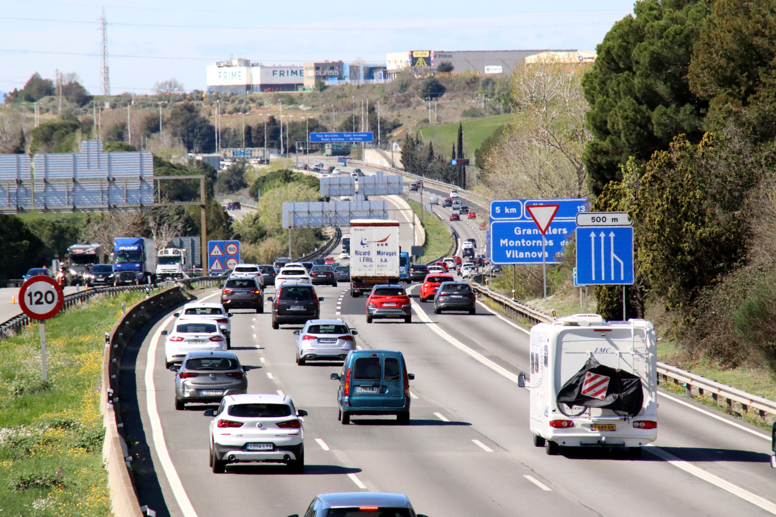 Vehicles de tornada cap a Barcelona per l'AP7 durant l'operació tornada aquest Dilluns de Pasqua / Laura Busquets (ACN)