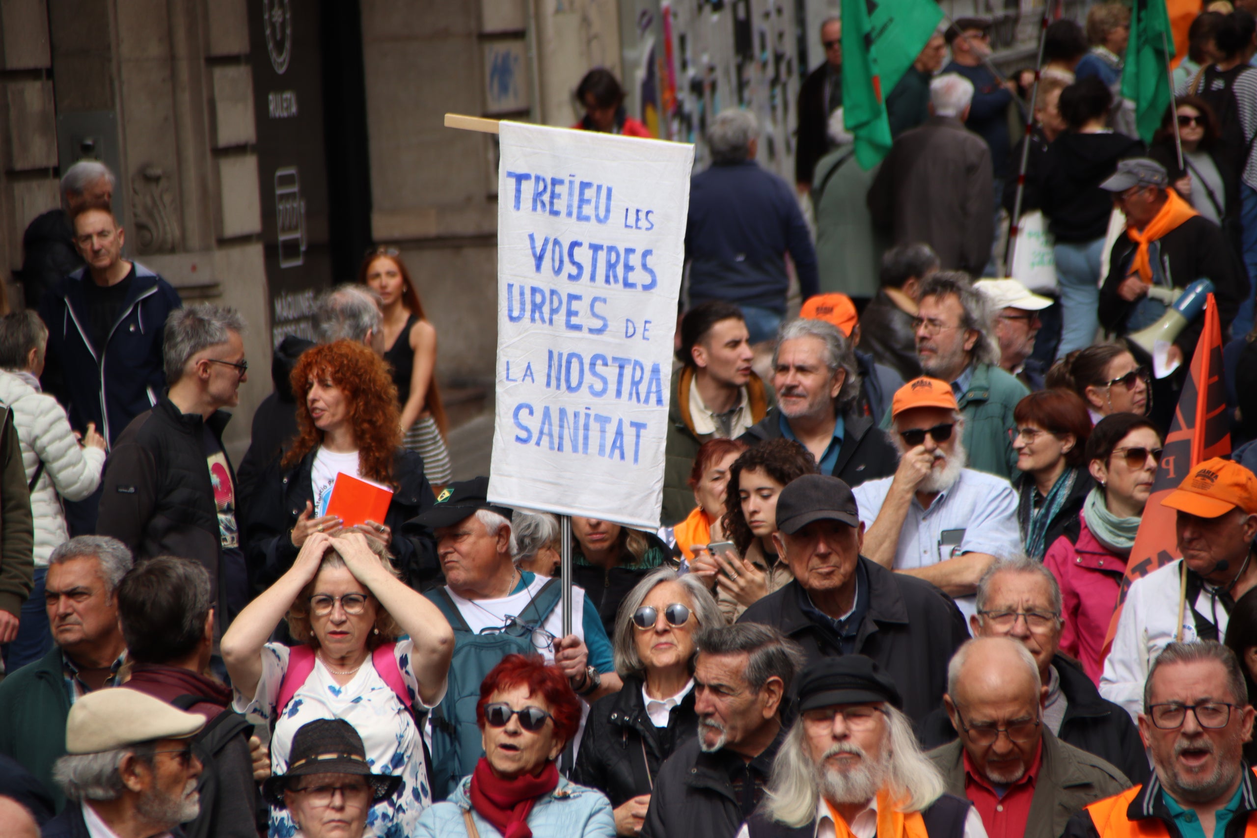 Un cartell reivindica la sanitat pública / ACN (Blanca Blay) 