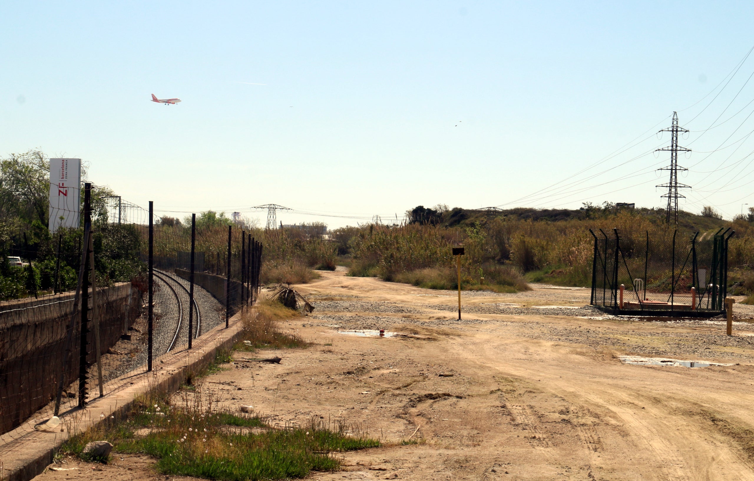 Els terrenys contaminats on el Port està construint els seus nous accessos viaris i ferroviaris / Àlex Recolons (ACN)
