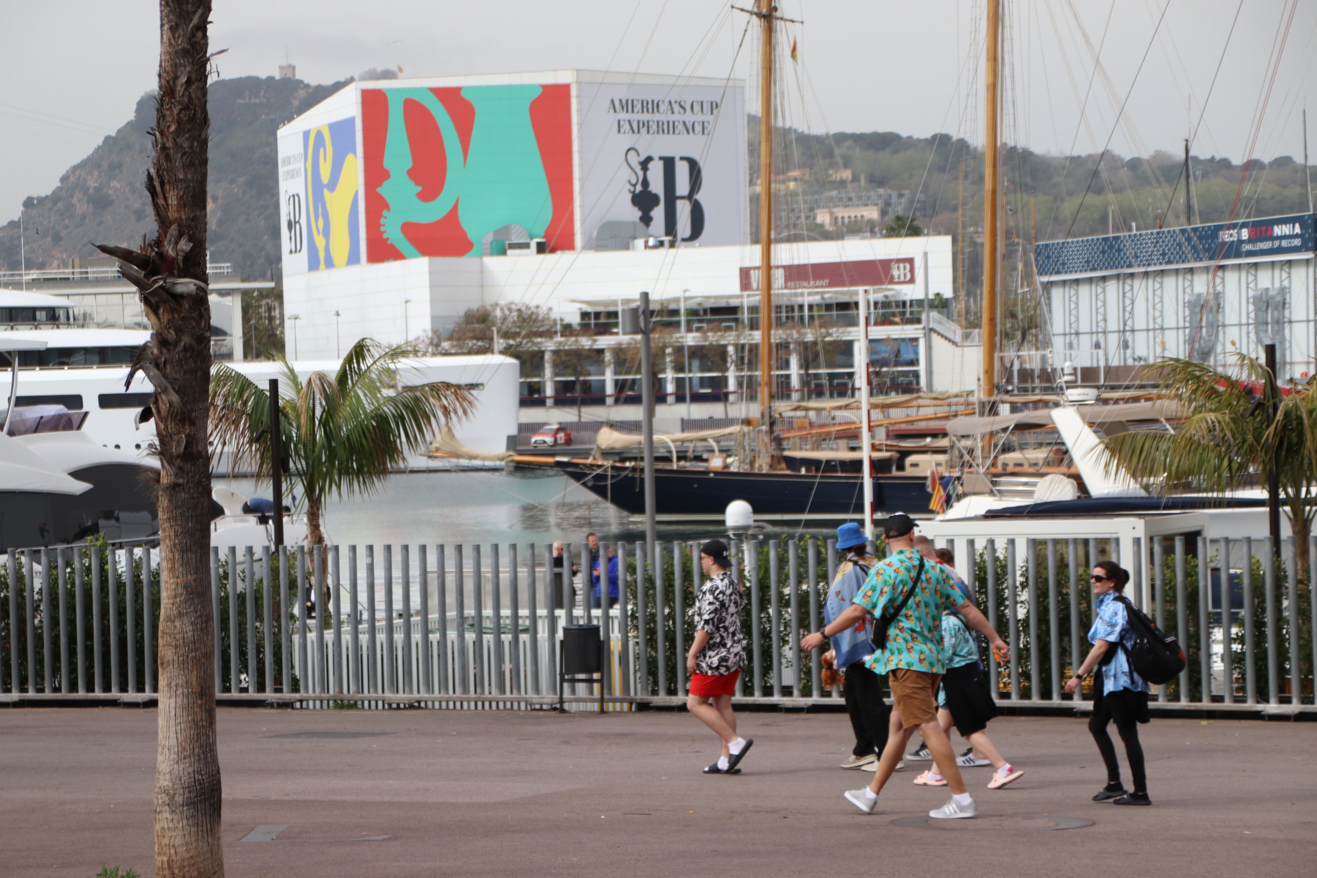 Un grup de turistes passeja pel passeig Joan de Borbó | Blanca Blay (ACN)