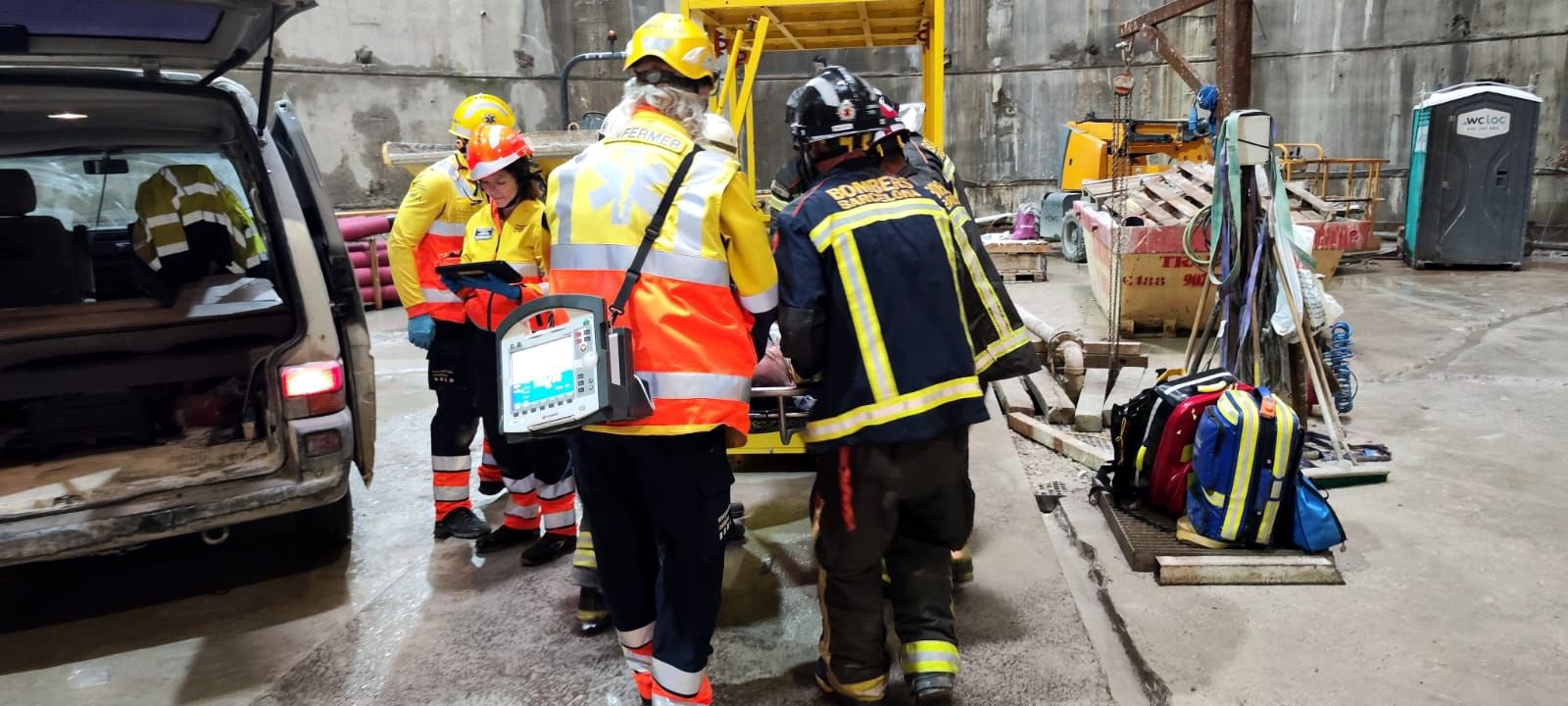 Efectius del SEM i de Bombers de Barcelona amb l'operari ferit a les obres de l'L9 del metro / ACN