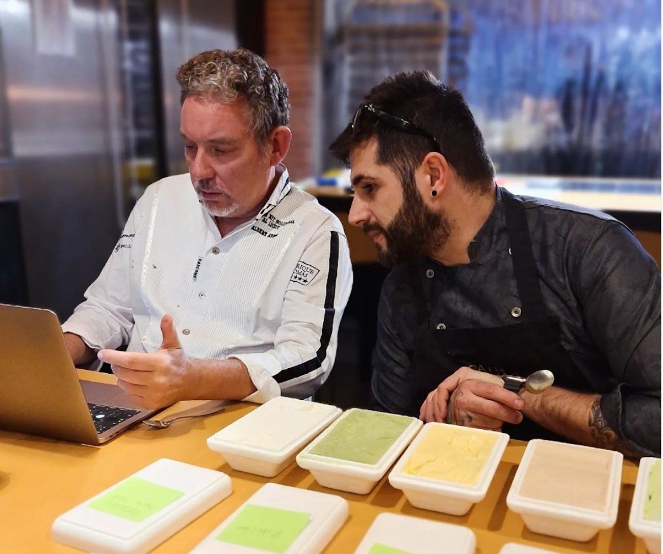 Albert Adrià (izquierda) y Alfredo Machado, probando sabores para la heladería / GELATO COLLECTION