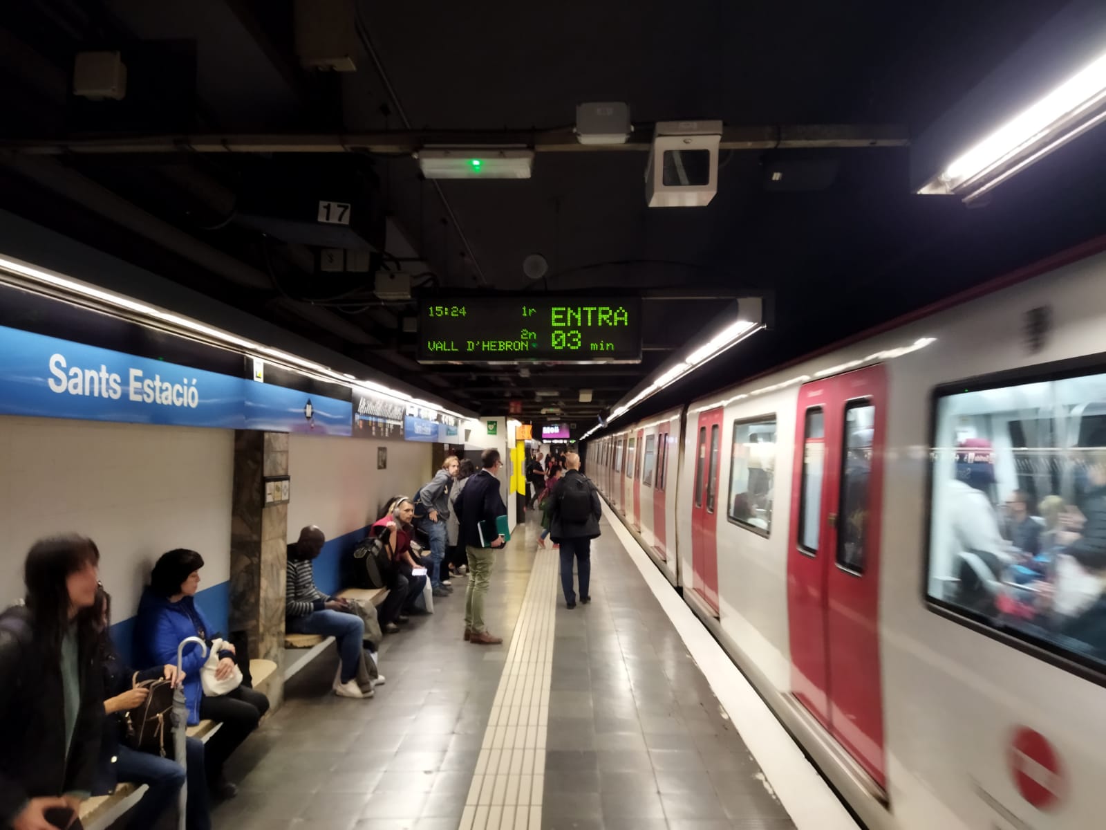 Andana de l'L5 del metro després d'haver estat tancada per una fumarada / JORDI SUBIRANA 