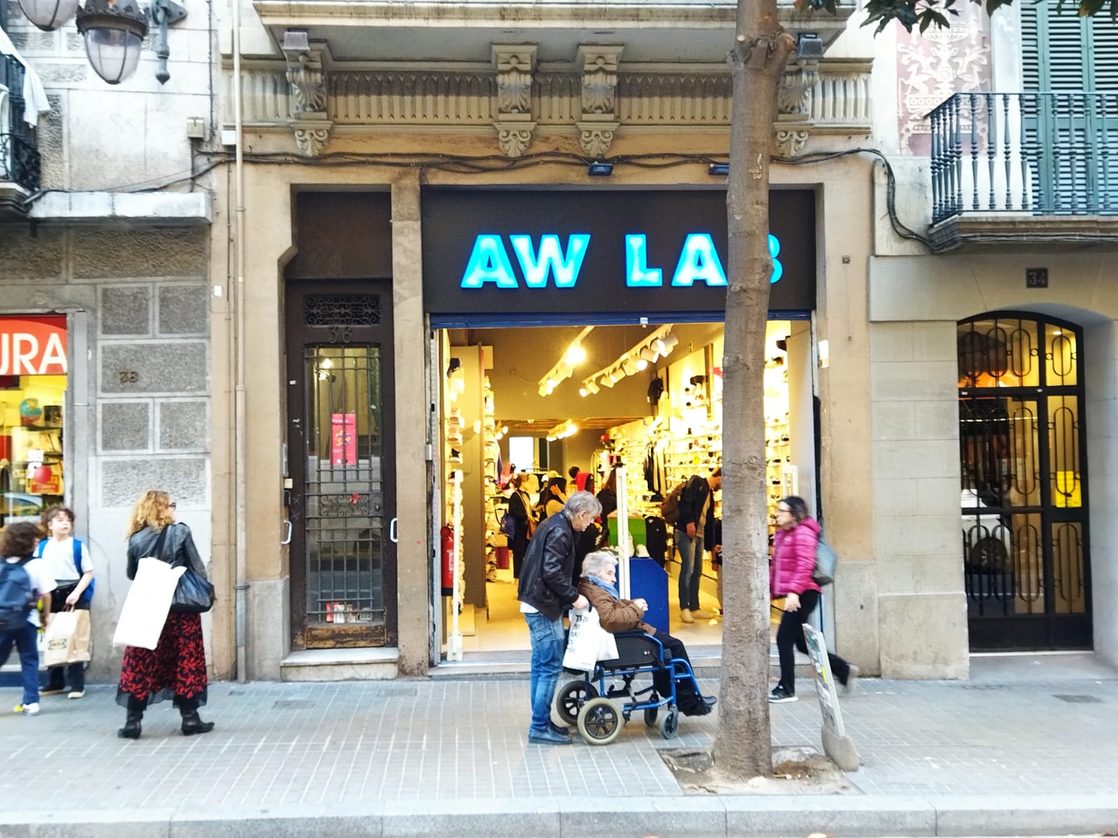 Entrada de la nueva tienda AW LAB, donde estaba el bar musical Alfa / JORDI SUBIRANA