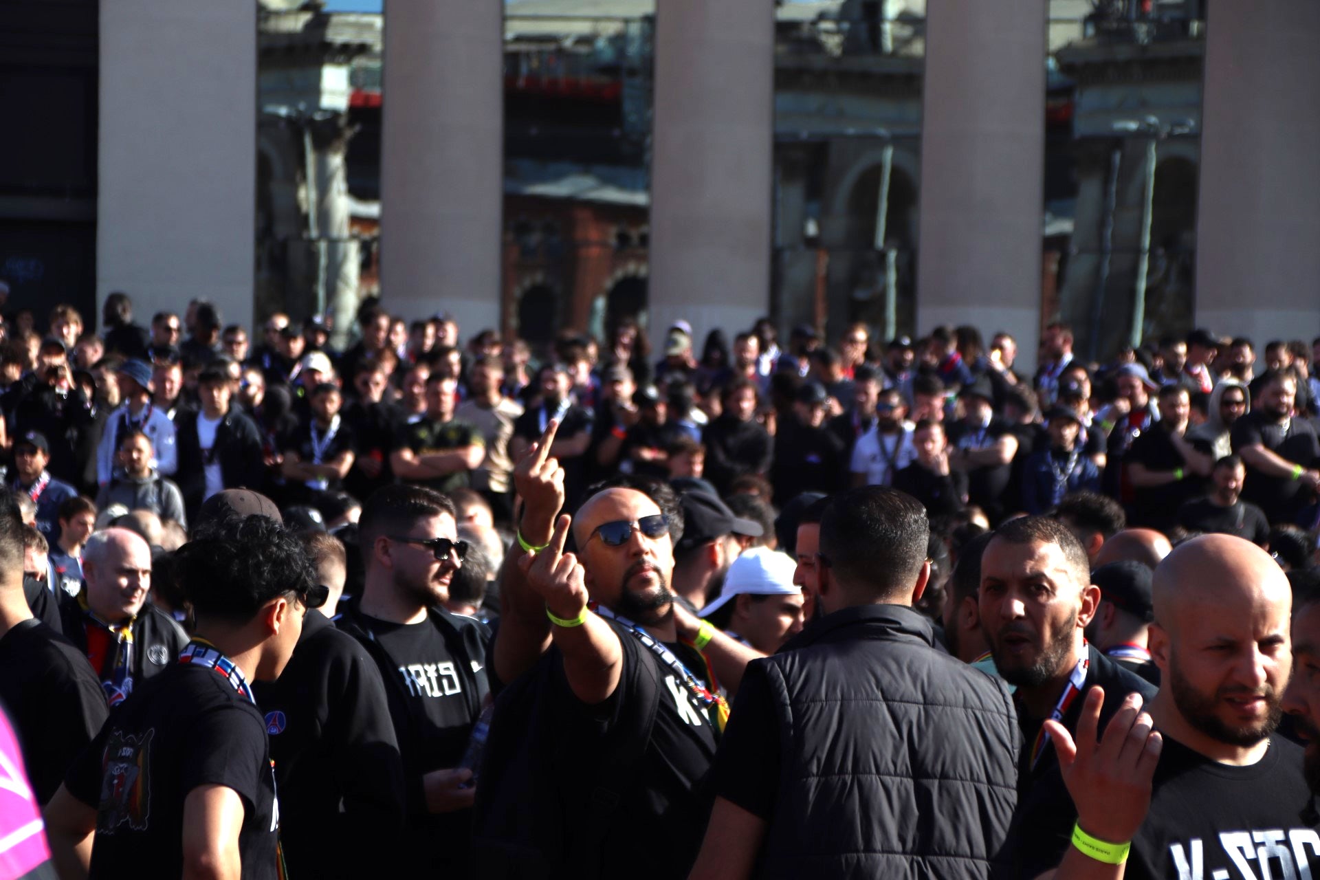 Aficionados del PSG esperan en la plaza España de Barcelona horas antes del partido de cuartos de final entre el club parisiense y el Barça / ACN