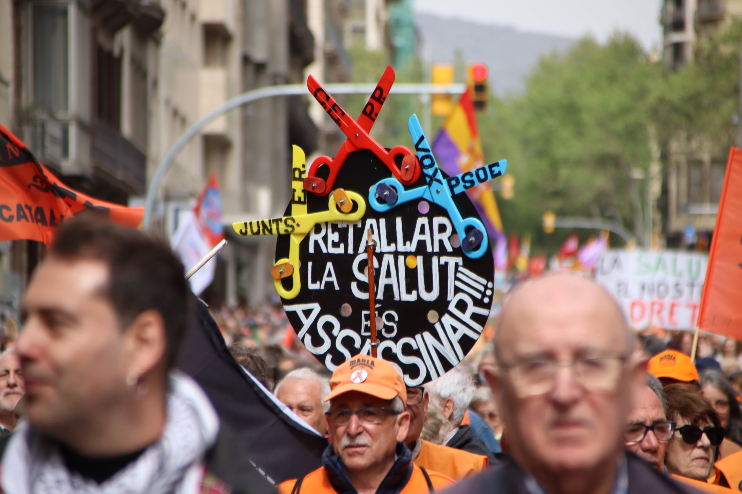 Un senyor amb un cartell en contra de les retallades en sanitat / ACN (Blanca Blay)