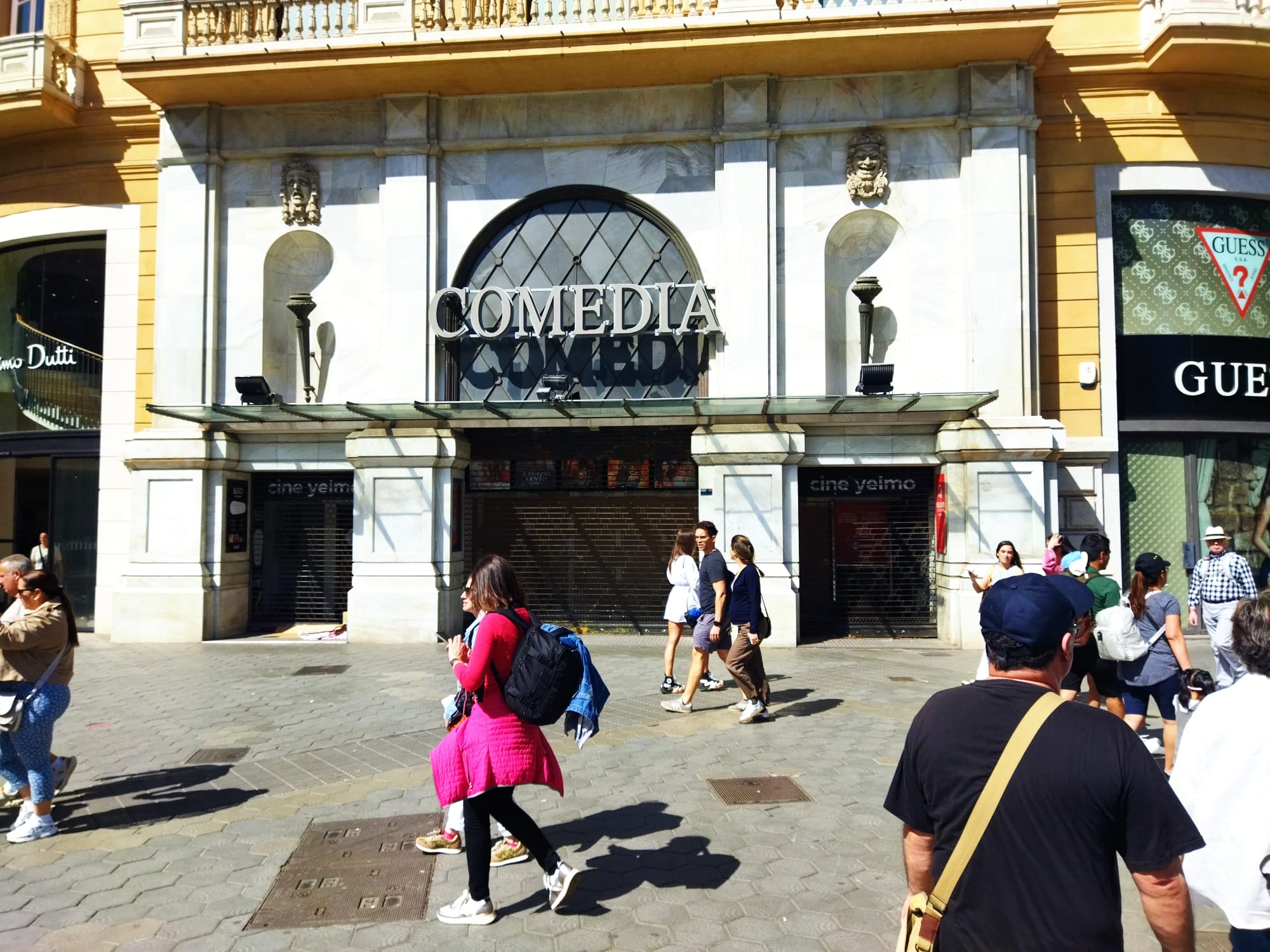 Fachada del cine Comedia, en paseo de Gràcia con Gran Vía / JORDI SUBIRANA