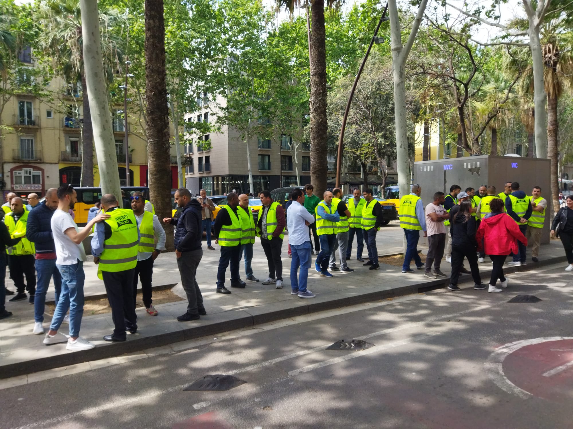 Concentració de taxistes al Raval contra l'agressió a un company / JORDI SUBIRANA