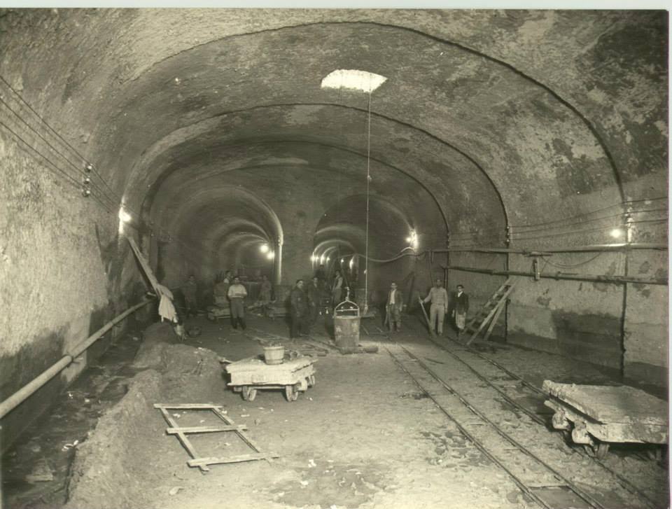 Obrers treballant en la construcció de la xarxa del metro de Barcelona durant els anys vint / Cedida