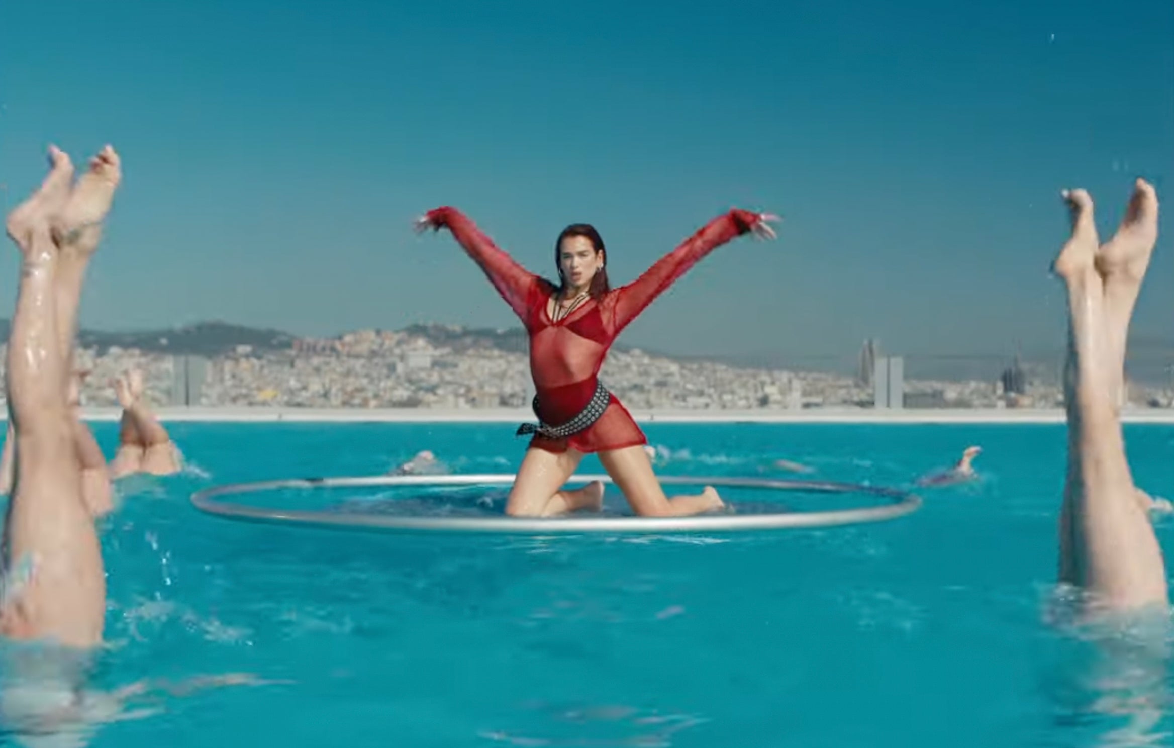 Dua Lipa, en un fragment del videoclip enregistrat a Barcelona / @DUALIPA