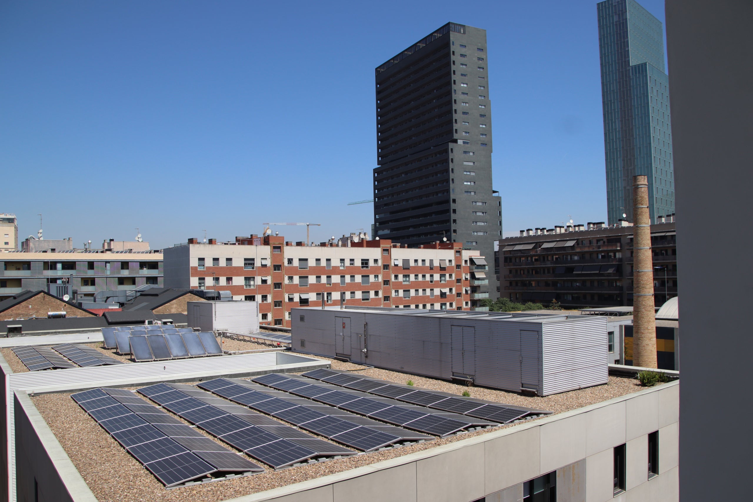 Imagen de la instal·lacio fotovoltaica a la cubierta de un instituto en el Poblenou / ACN