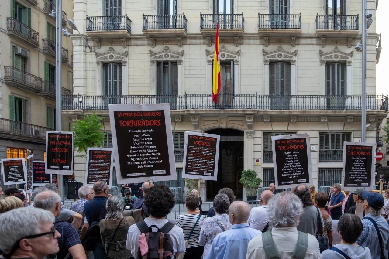 Imatge d'una concentració a les portes de la comissaria de Via Laietana / Europa Press