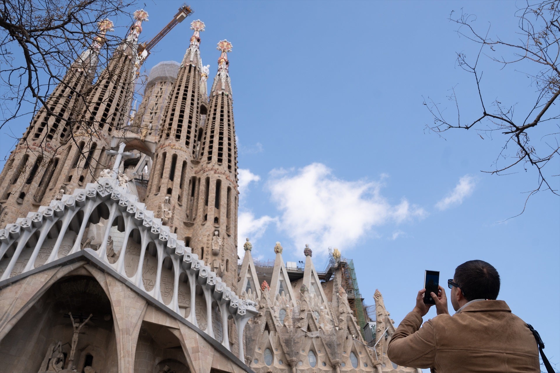 Un turista fotografia la Sagrada Família | David Zorrakino / Europa Press