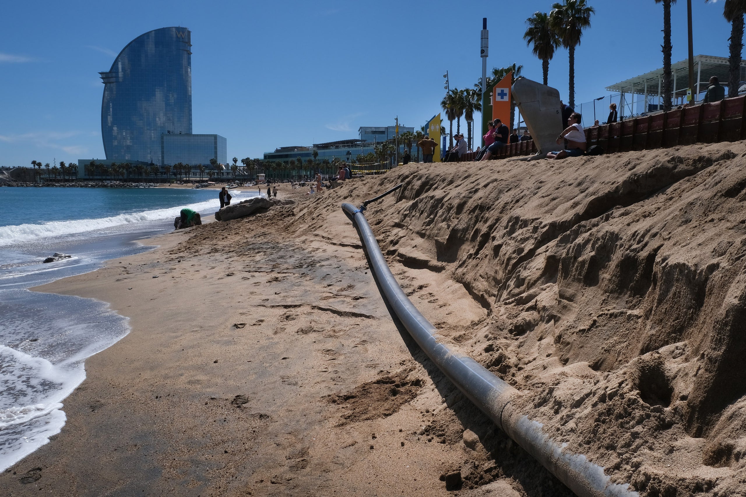Destrosses a la platja de Sant Sebastià, a la Barceloneta, pel temporal de Garbí.
01.04.2024, Barcelona
foto: Jordi Play