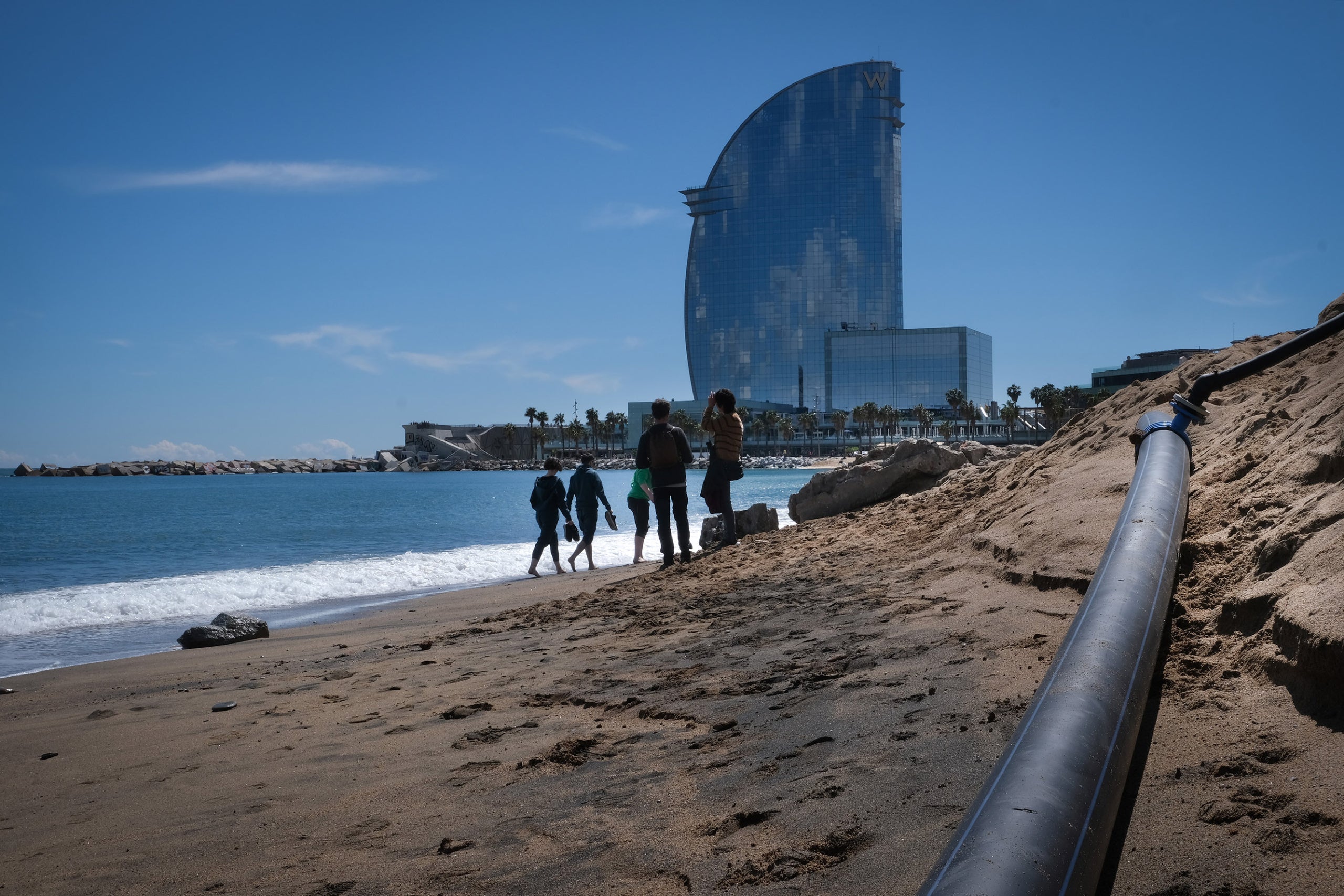 Destrozos en la playa de San Sebastián, en la Barceloneta, por el temporal de Garbí.
01.04.2024, Barcelona
foto: Jordi Play
