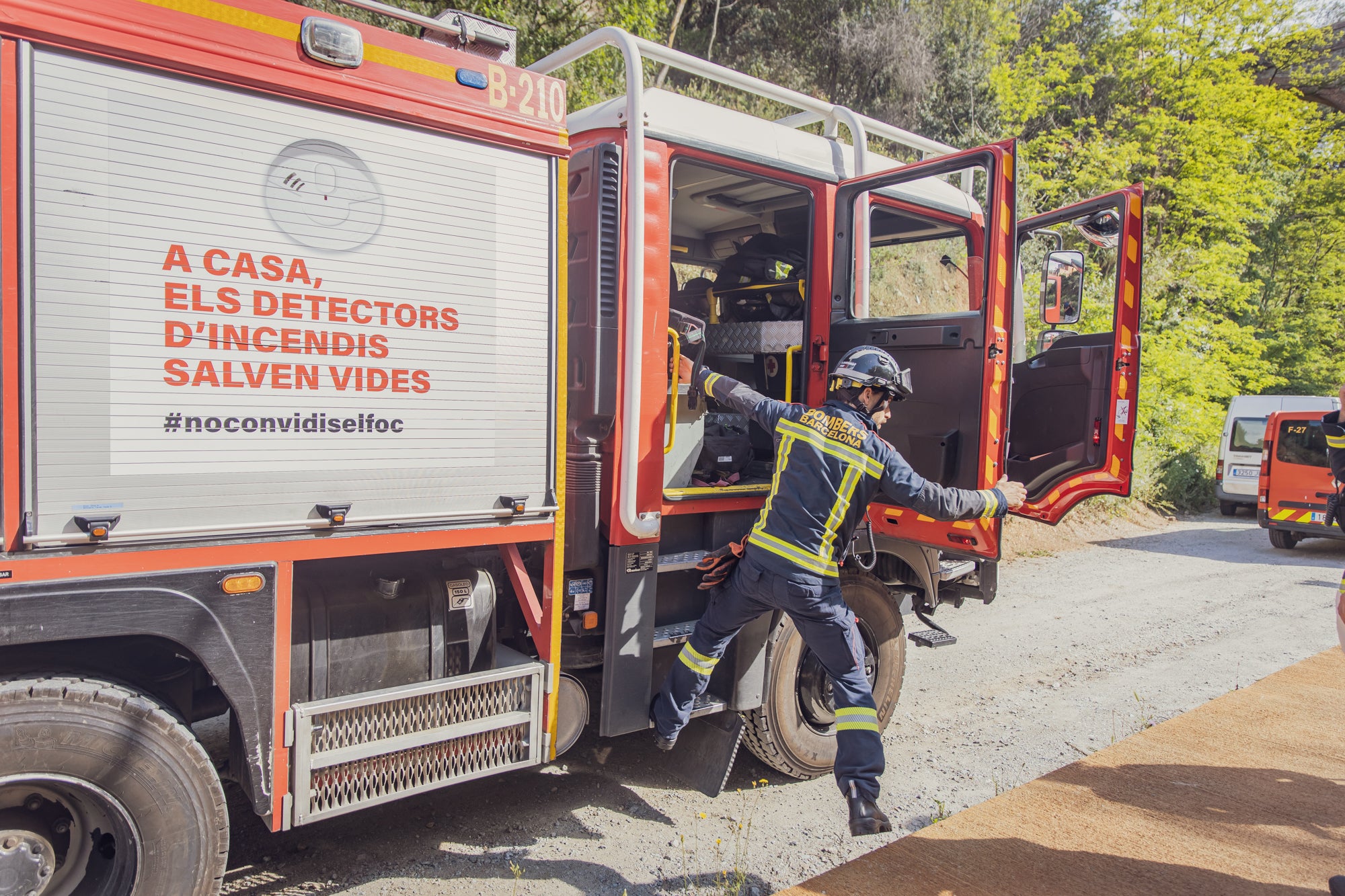 Un bomber baixant del camió durant el simulacre al barri de Torre Baró / Bombers de Barcelona