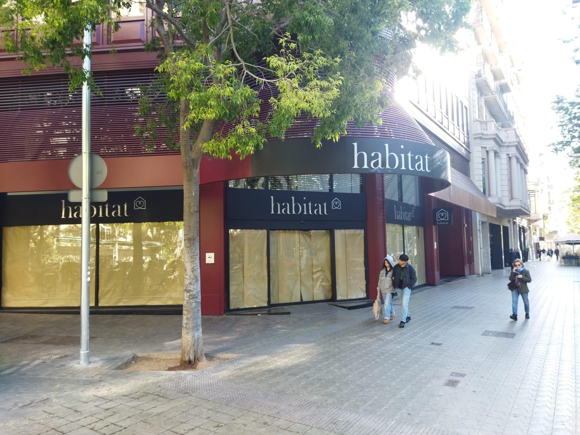 La botiga d'Habitat a la Diagonal, tancada, on obrirà una 'flagship' de Mango / JORDI SUBIRANA