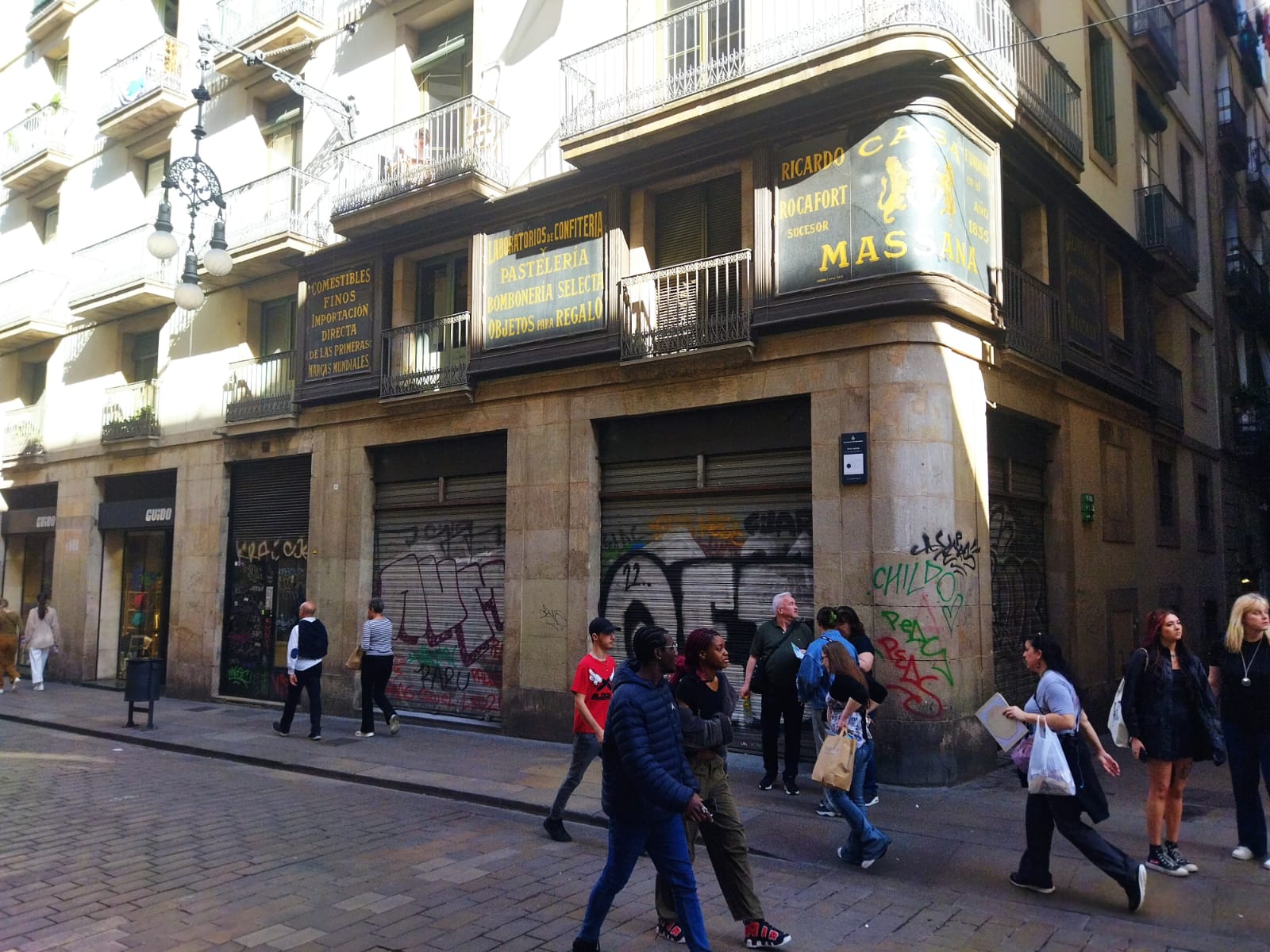 La antigua pastelería Massana de la calle Ferran, con sus rótulos históricos / JORDI SUBIRANA 