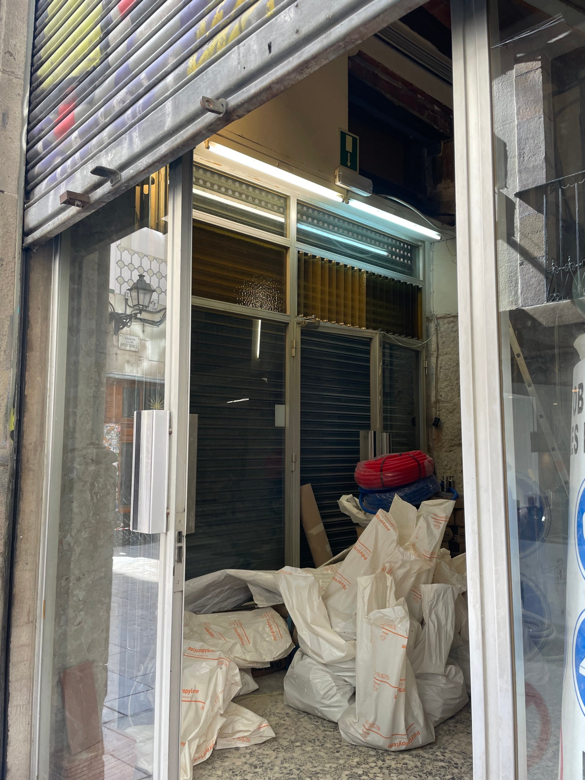 Aspecte actual de l'històric bar Brusi, que va tancar les seves portes ara fa un any després de tota una vida al Gòtic / A.R.
