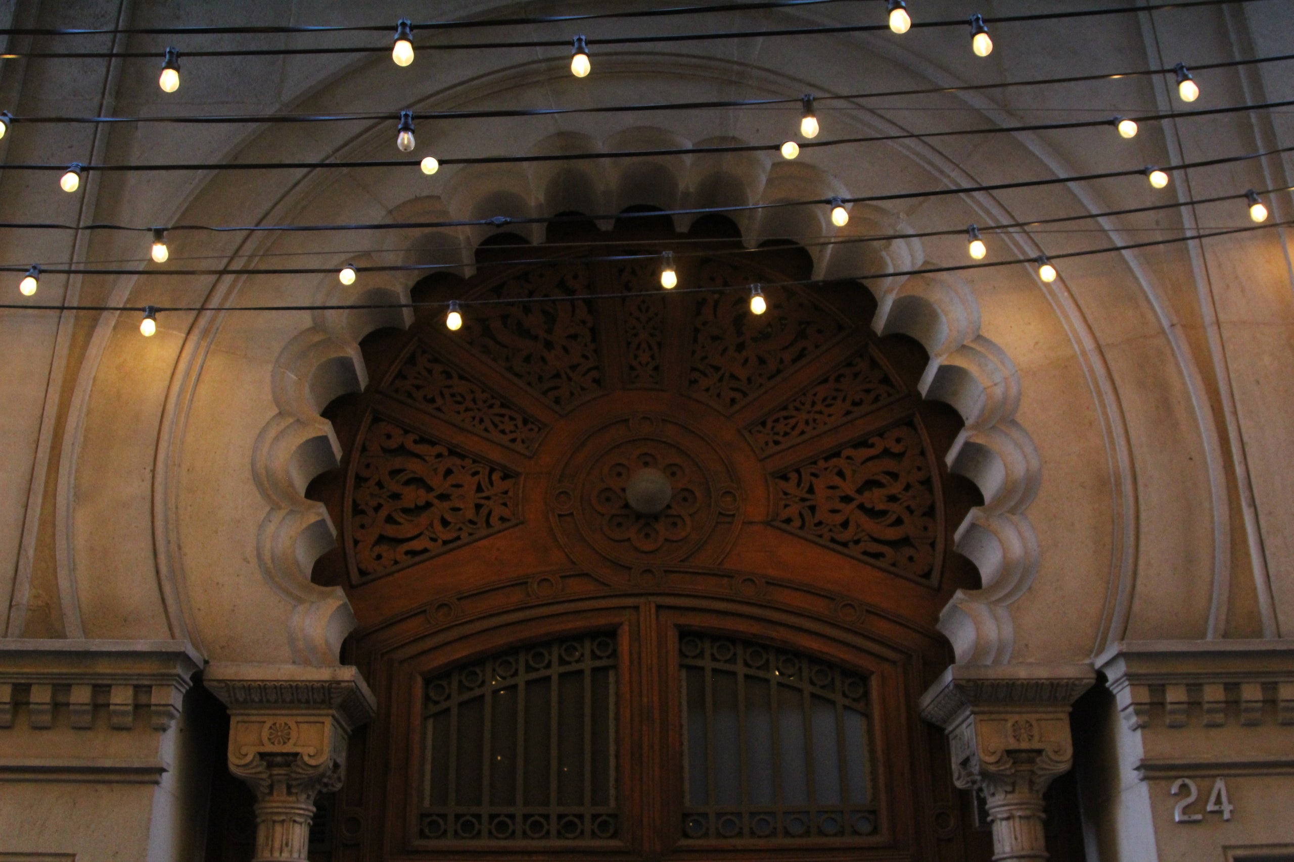 Detall de la porta principal de la Casa Pere Llibre del passeig de Gràcia, obra del mestre d'obres Domènec Balet i Nadal / A.R.