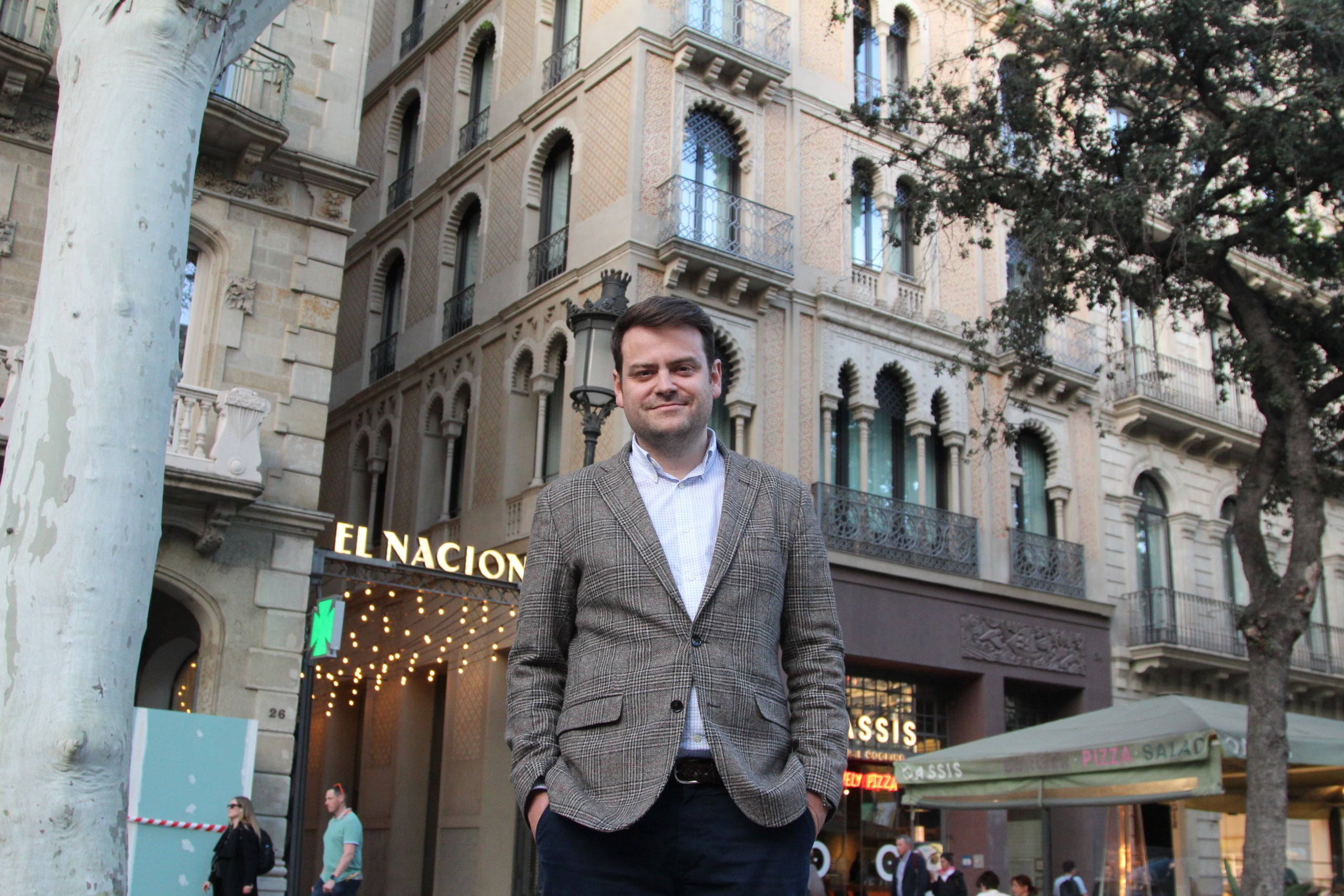 Roger Tarrats Balet, rebesnet del mestre d'obres Domènec Balet i Nadal, fotografiat davant de la Casa Pere Llibre del passeig de Gràcia / A.R.
