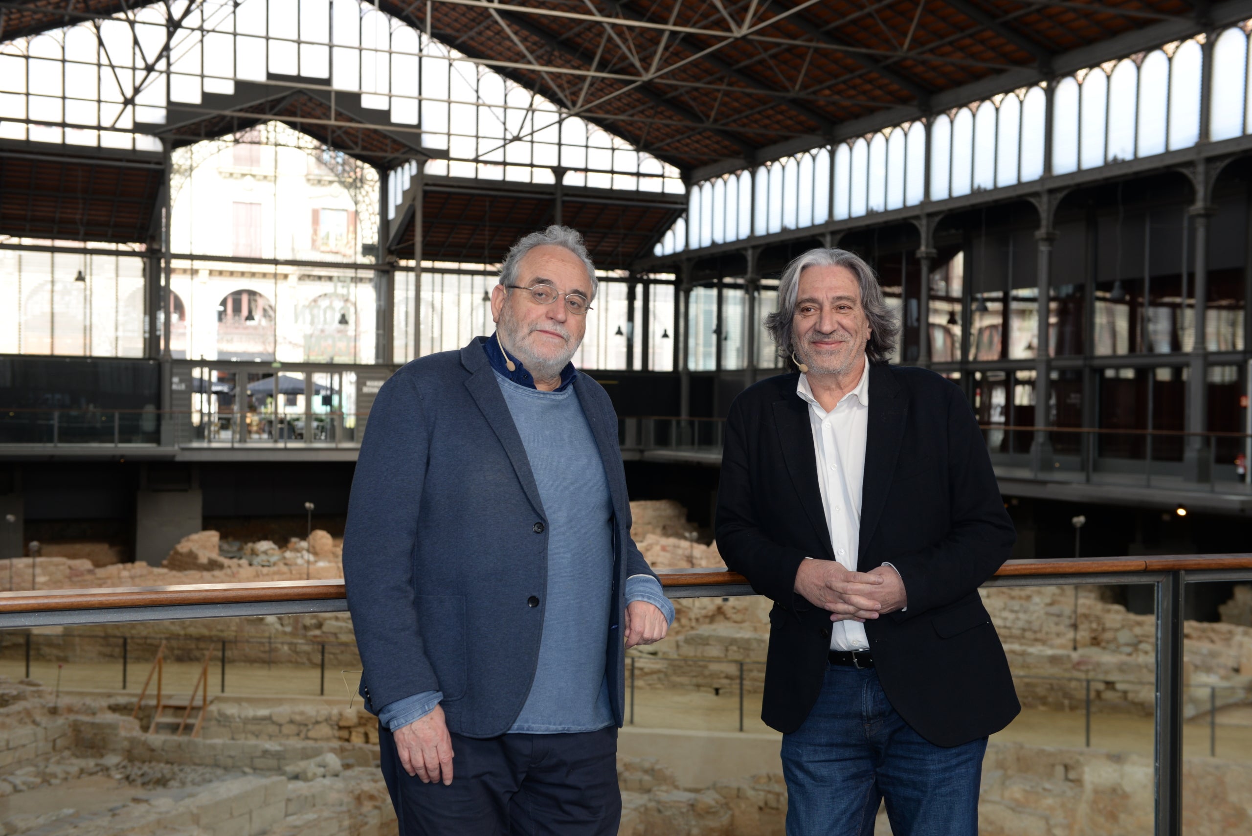 Joan Roca (esquerra), actual director dl Muhba, i Xavier Marcé, regidor de Cultura, al Born, el febrer passat / AJUNTAMENT DE BARCELONA