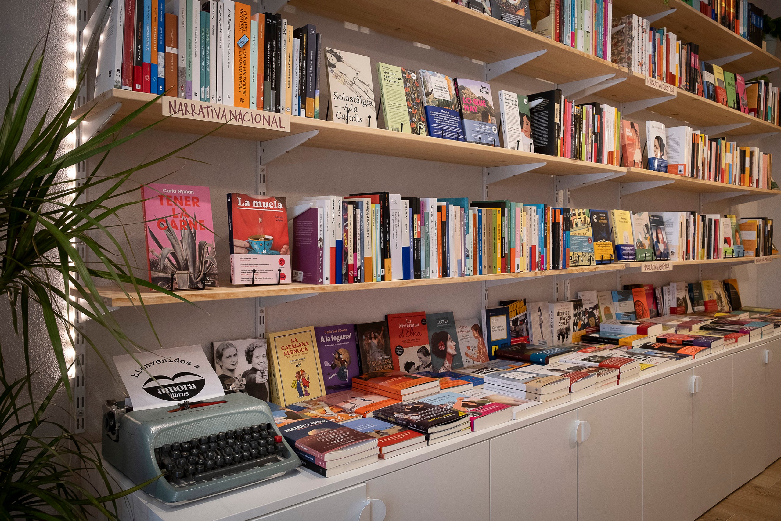 Llibreries que celebren el seu primer Sant Jordi.
Vanessa Almeida, de la llibreria Amora llibres, especialitzada en autores.
16.04.2024, Barcelona
foto: Jordi Play