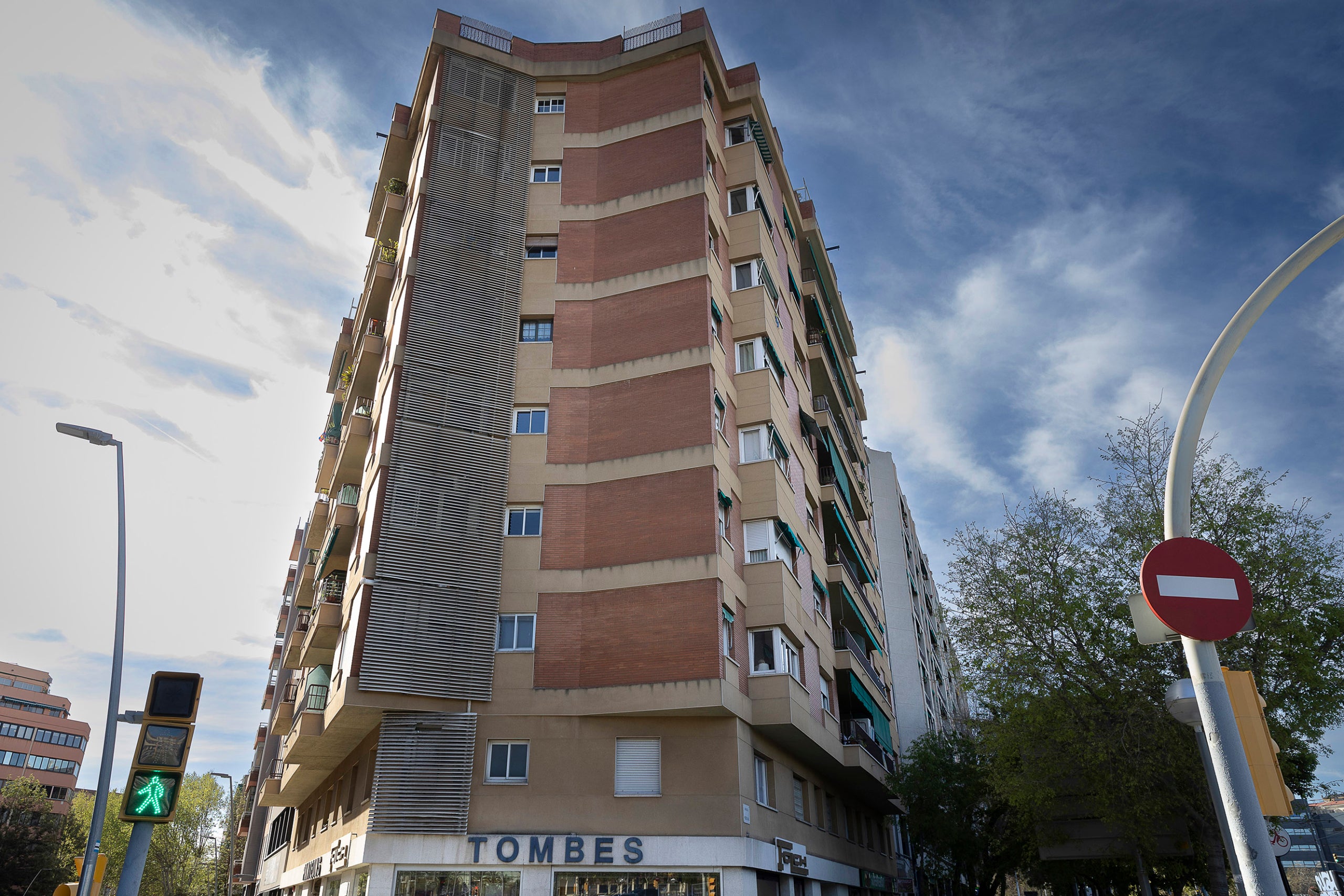 Garcia reconeix que sent vibracions des que va entrar a viure en aquesta finca fa més de 30 anys / Jordi Play