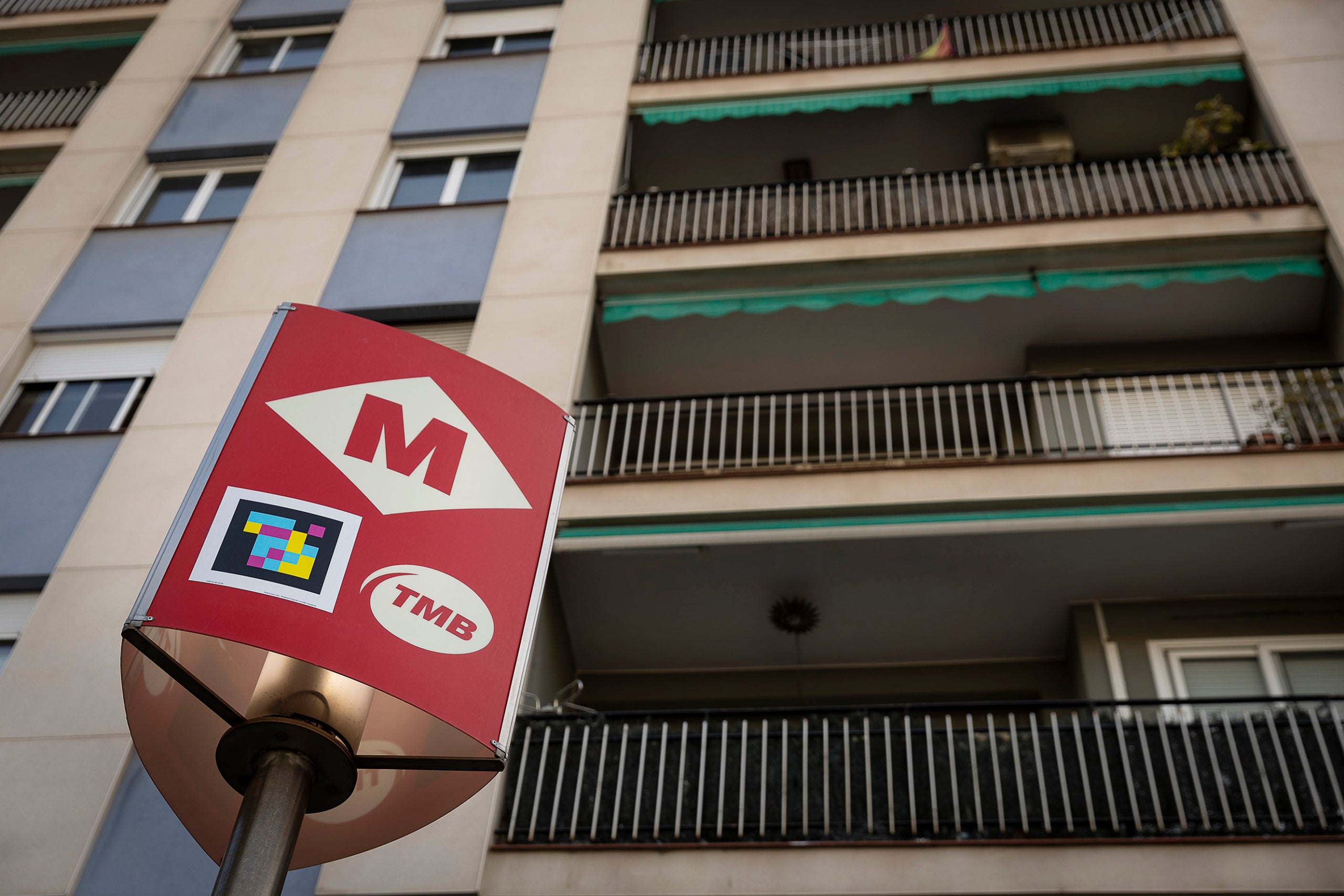 Vibraciones exageradas por el Metro a la finca de la avenida Meridiana,40 ; a tocar de la parada de Marina.
02.04.2024, Barcelona
foto: Jordi Play