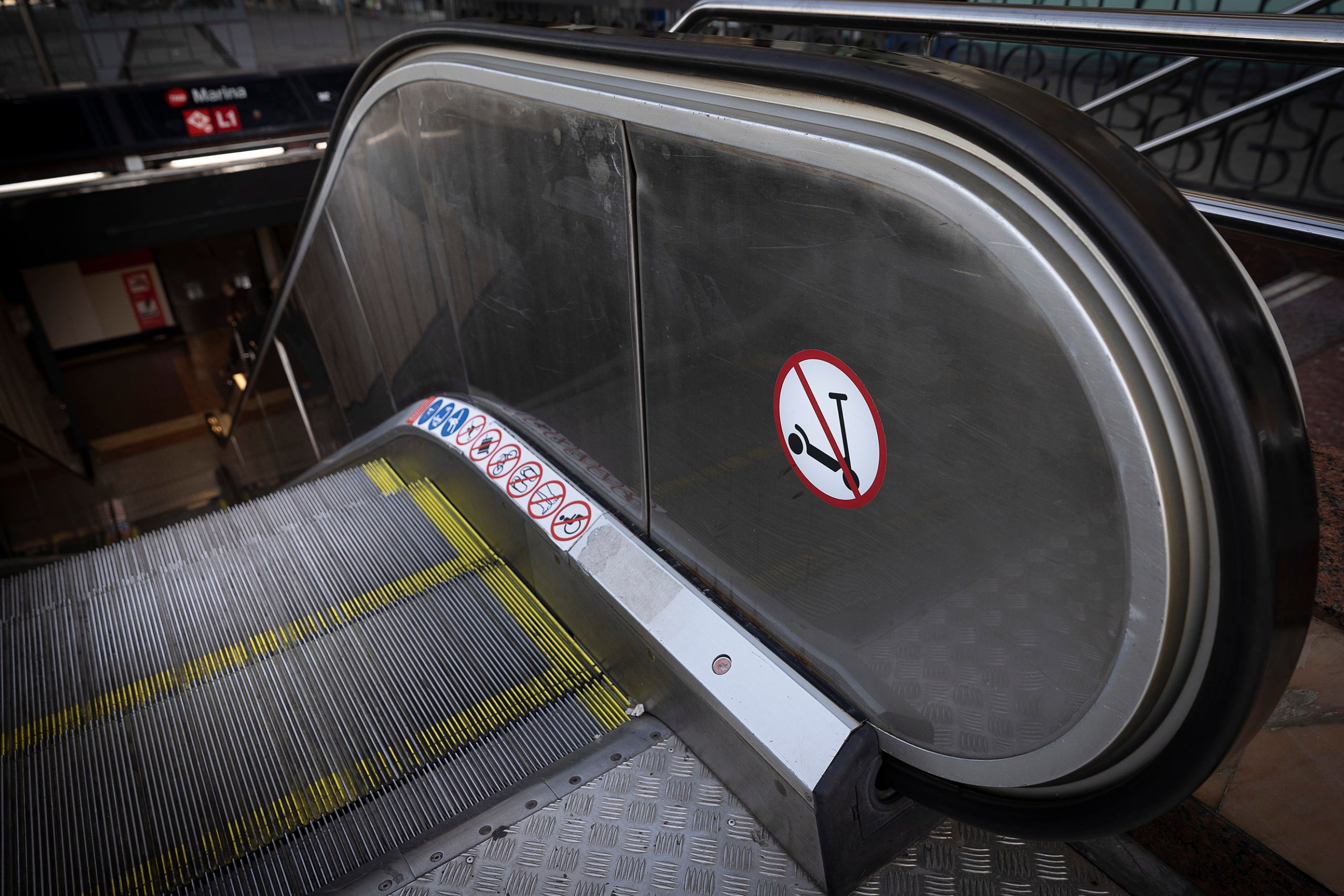 Rètol de prohibició d'entrar amb patinets al transport públic / Jordi Play