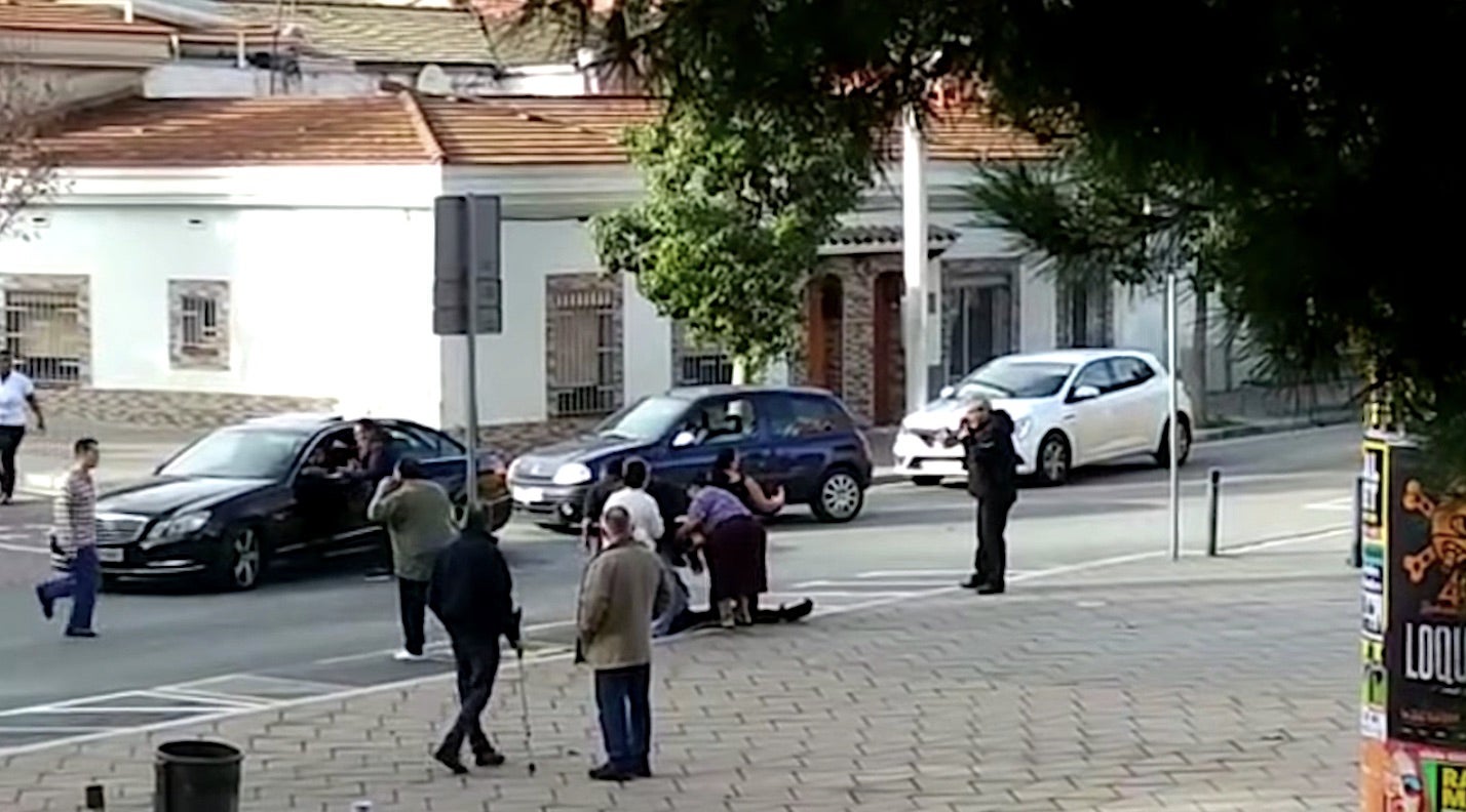 Veïns de Nou Barris atenent els ferits del tiroteig del 2018 l'autor fugitiu del qual s'ha trobat per casualitat en l'operació per detenir un presumpte implicat dels trets de la Mina de Dilluns de Pasqua