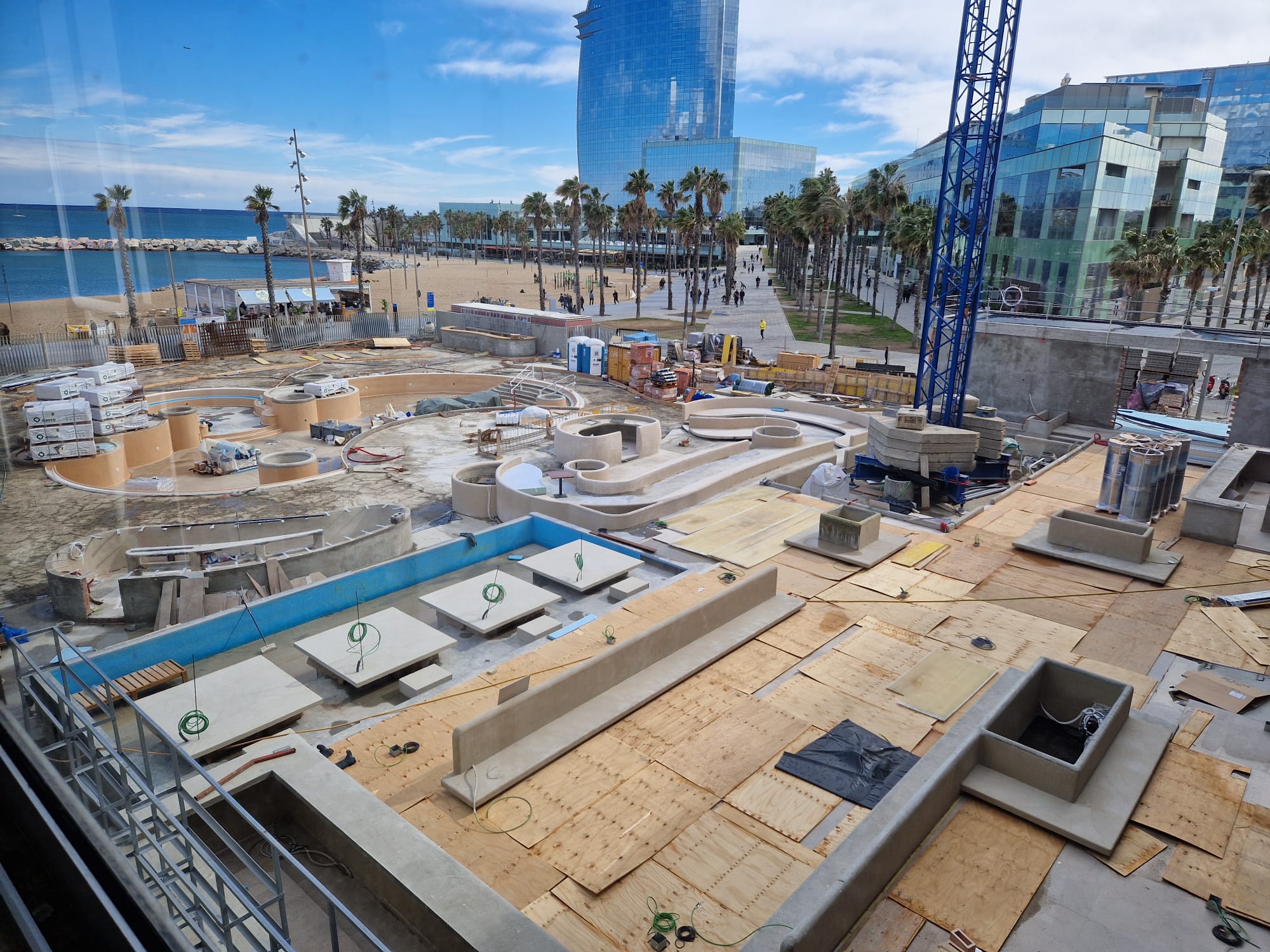 Espais d'oci en construcció del nou 'beach club', al Club Natació Barcelona / CEDIDA