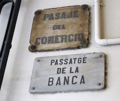 Les dues plaques que es poden veure al passatge de la Banca de Barcelona / Web Oficial del Mestre d'Obres Domènec Balet i Nadal